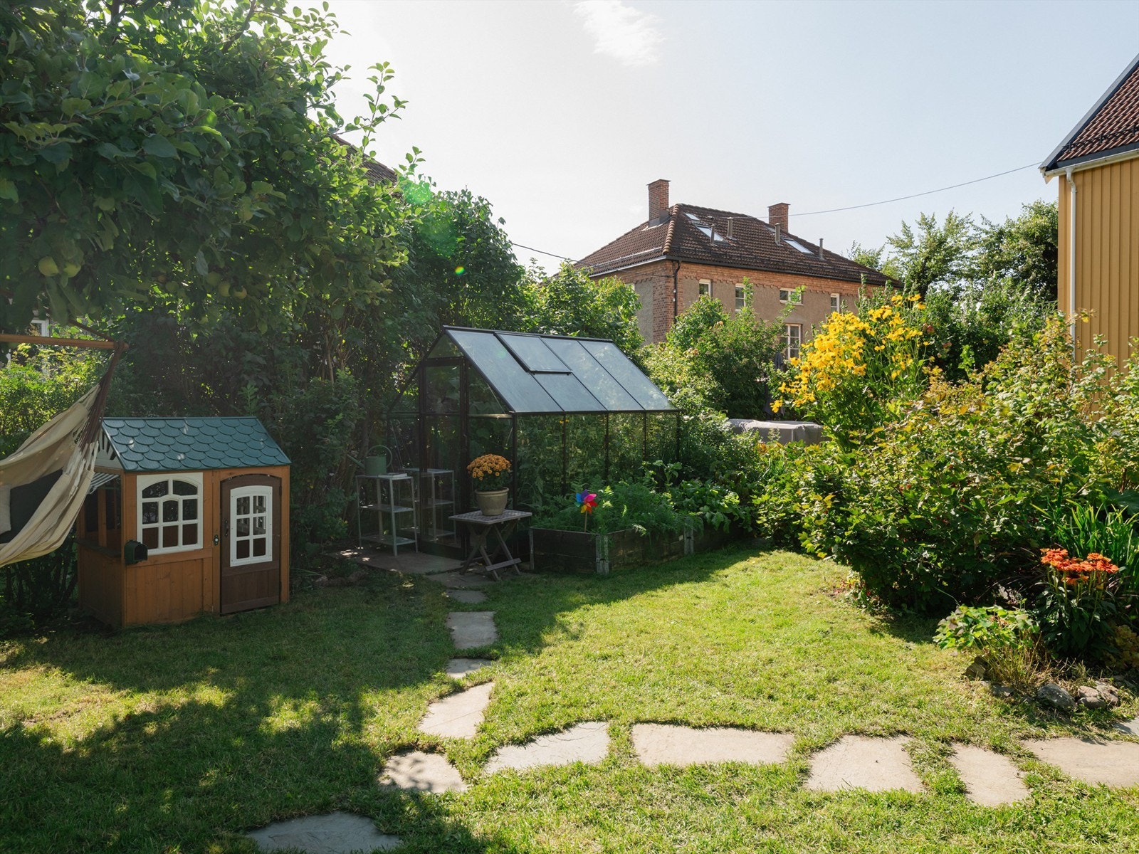 Denne leiligheten har en av de beste hageparsellene i området- Innholdsrik, frodig og solfylt! Galleribilde