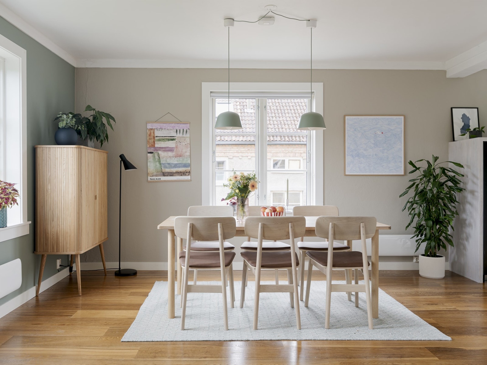 Både lange helgemiddager med venner og kaotiske hverdagsmiddager blir en fryd i slike rammer! Galleribilde
