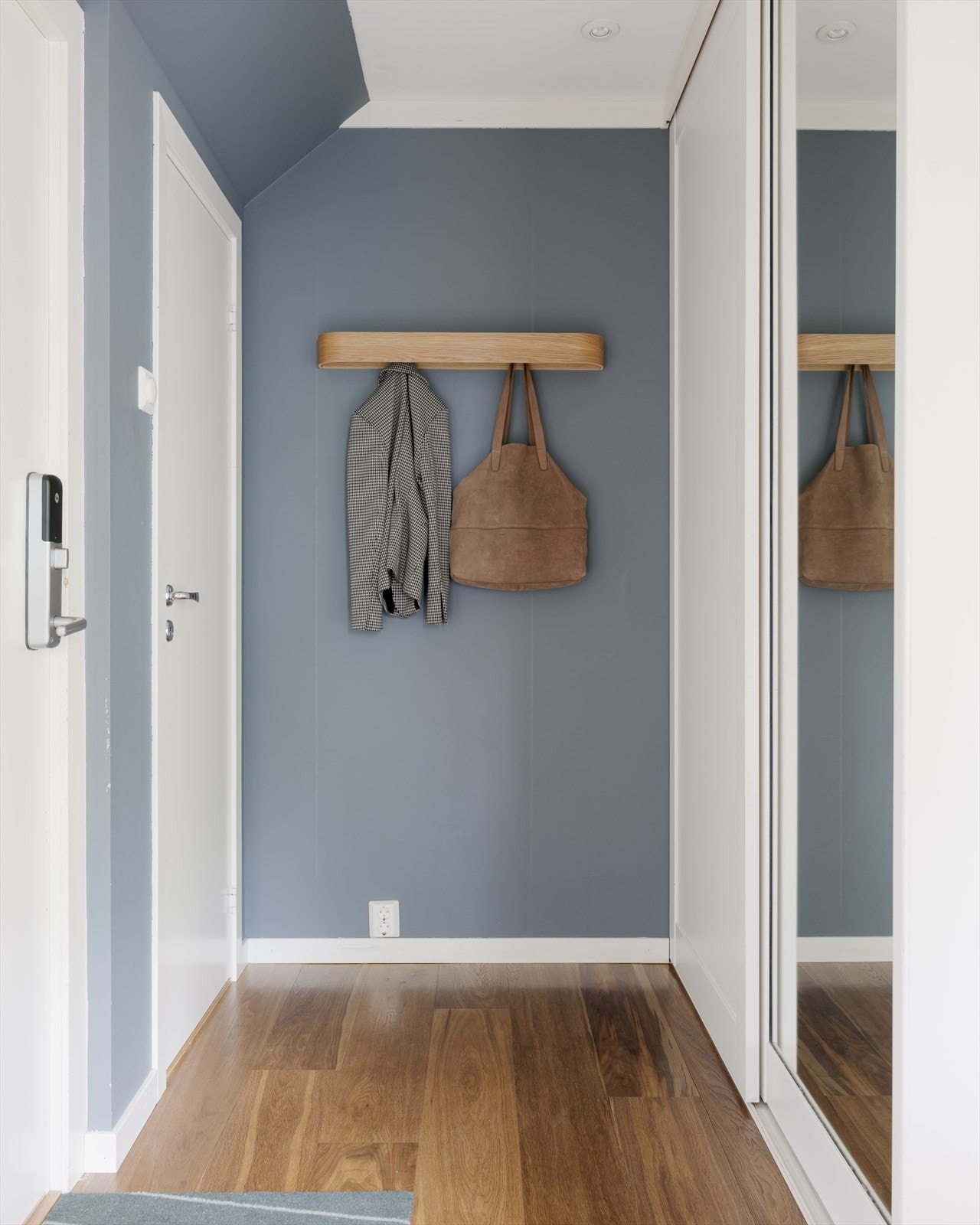I entréen er plassen godt utnyttet med bod under trappen og en romslig skyvedørsgarderobe med hyller, skuffer, sko- og garderobeplass. Galleribilde