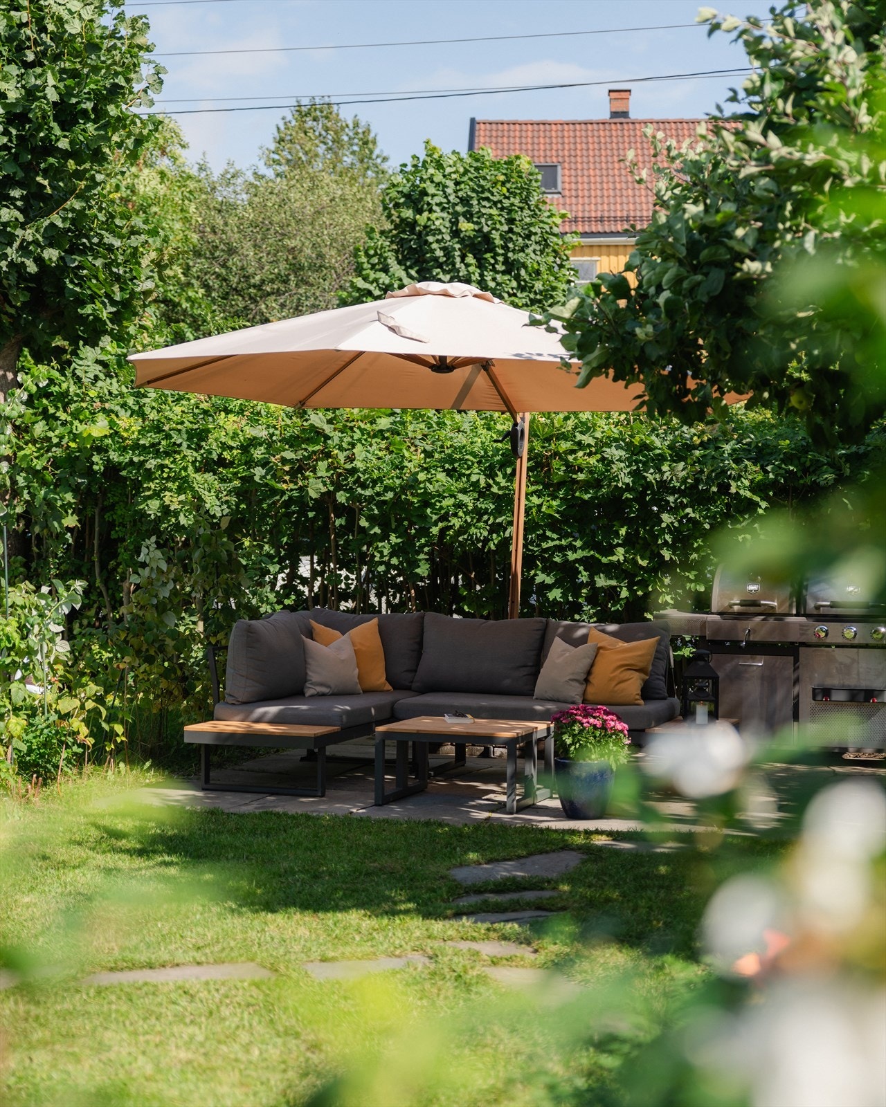 Hagen har fantastiske solforhold hele dagen, så en parasoll er kjærkomment til de varmeste sommerdagene. Galleribilde