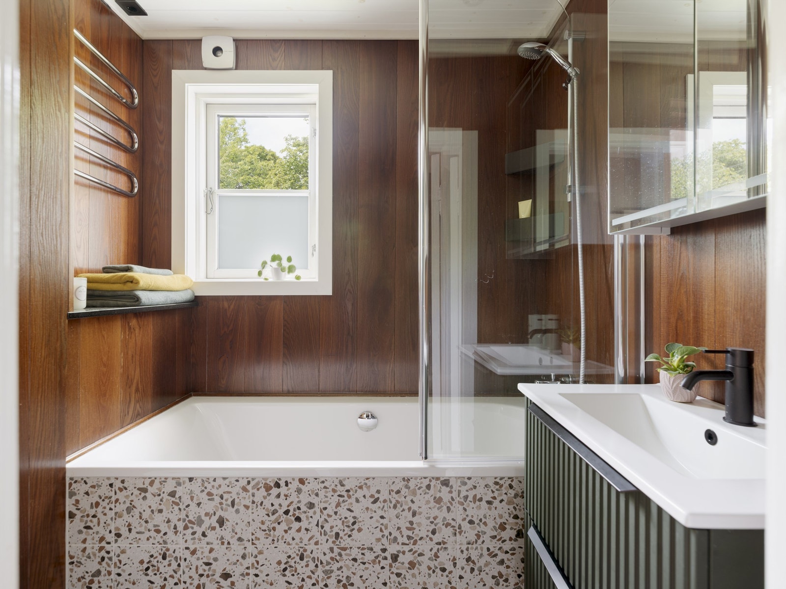 Badet er som resten av leiligheten utformet med vakre materialer og har det alle småbarnsfamilier drømmer om; badekar! Galleribilde