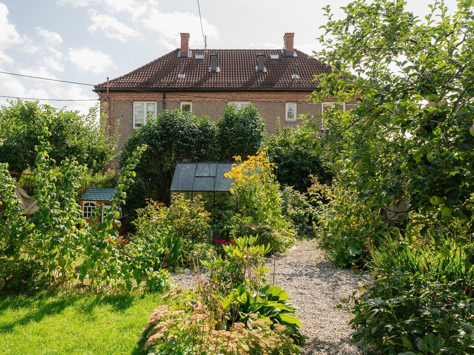 Hagen har sol hele dagen og parsellene er delt opp med vakre gruslagte stier som skaper tydelig adskilte soner. Galleribilde