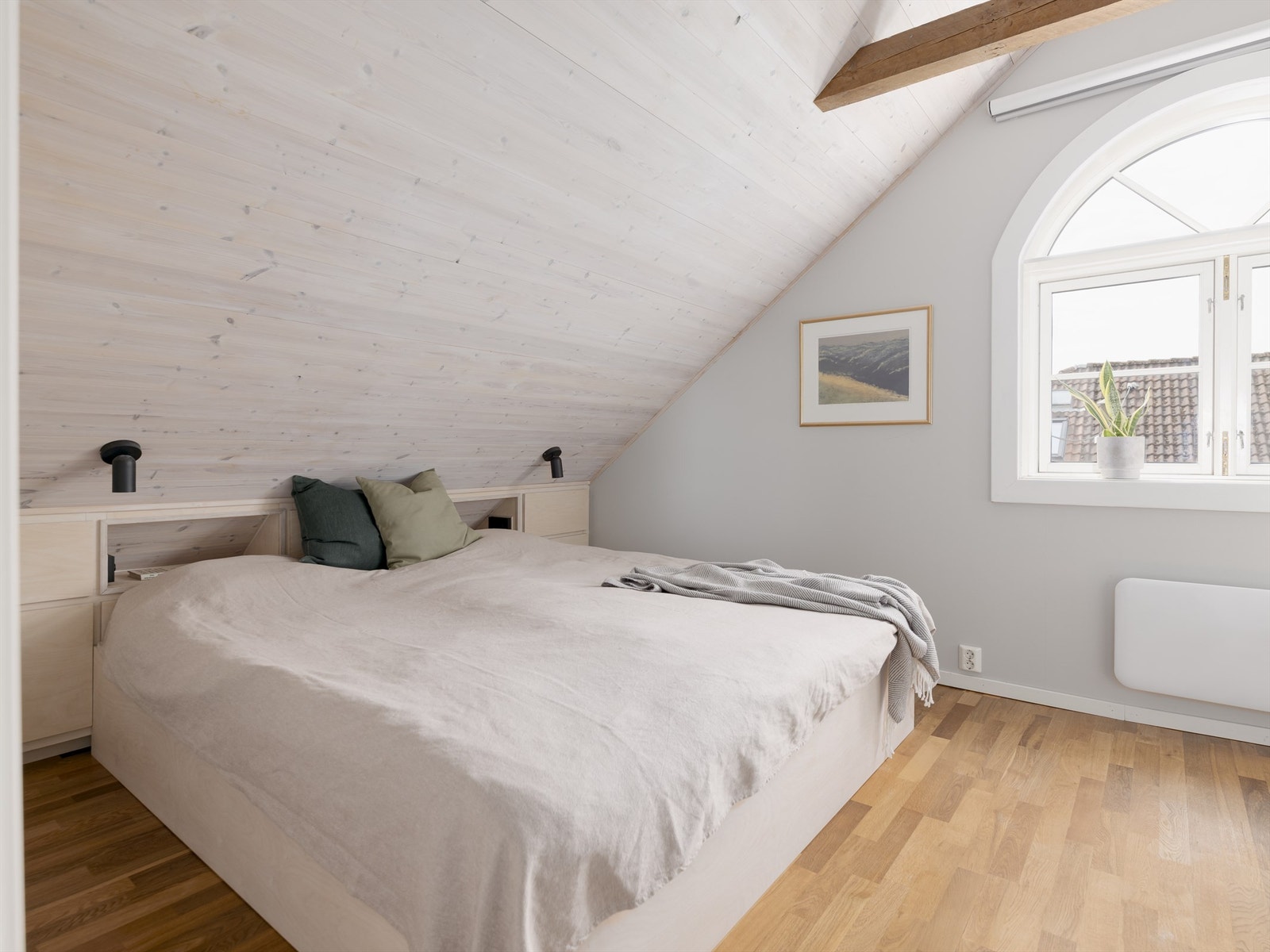 Her er det god plass til en stor dobbeltseng, og i den plassbygde oppbevaringsløsningen i sengegavlen er det også nattbord og leselys integrert. Galleribilde