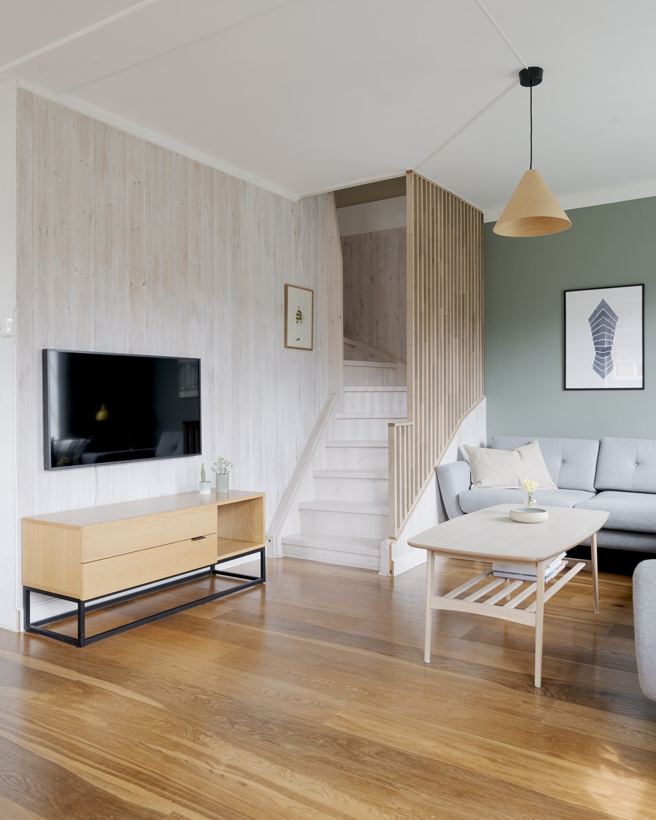 En slank og elegant trapp, rammet inn av eikespiler tar oss opp til loftsetasjen. Galleribilde