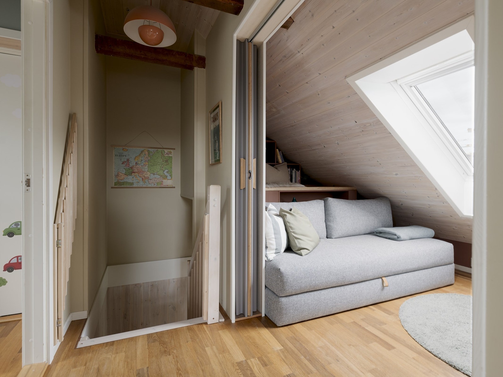 En smart foldedør deler av loftstuen ved behov slik at rommet også kan fungere som et gjesterom. Sovesofaen på bildet er flittig brukt av besteforeldre på barnevakt. Galleribilde