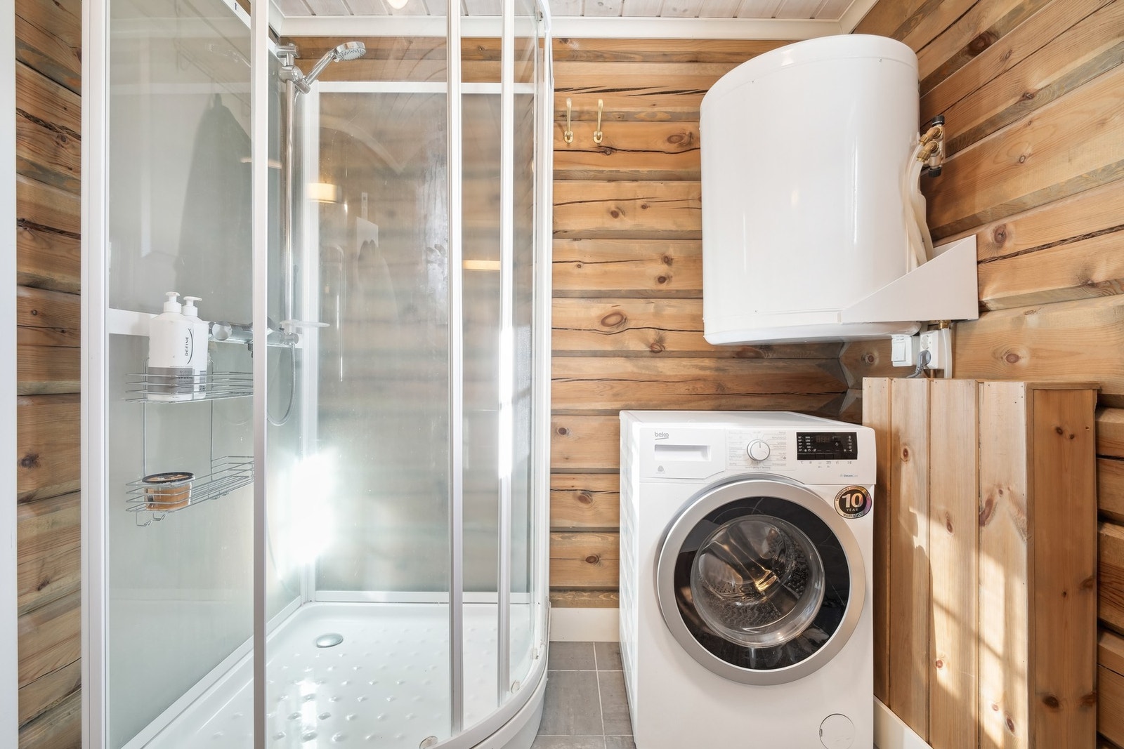 - dusjkabinett og opplegg for vaskemaskin. Galleribilde