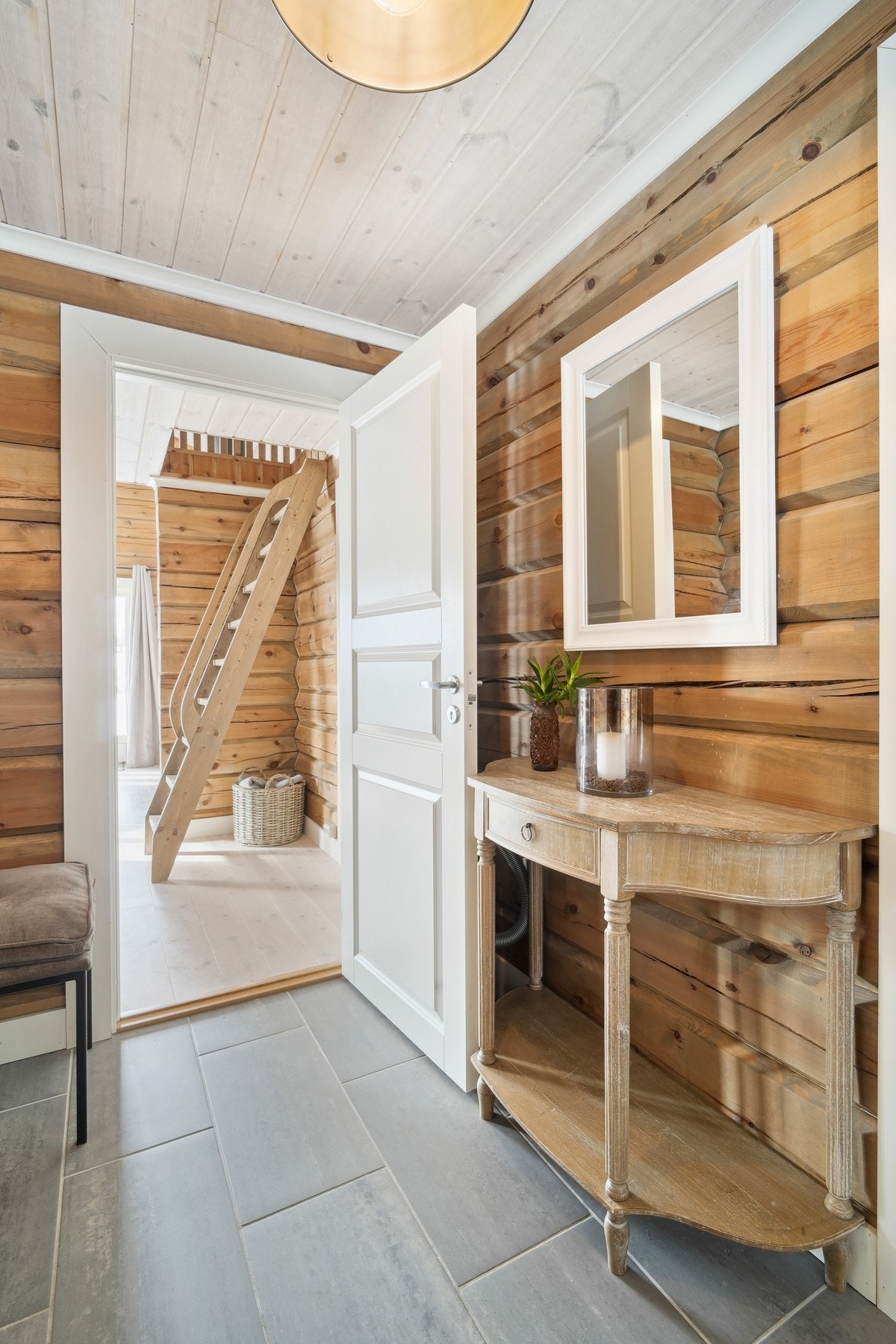 Gangen er i likhet med resten av hytten utført med maskinlaftet tømmer på vegger og har flislagt gulv med elektriske varmekabler. Galleribilde