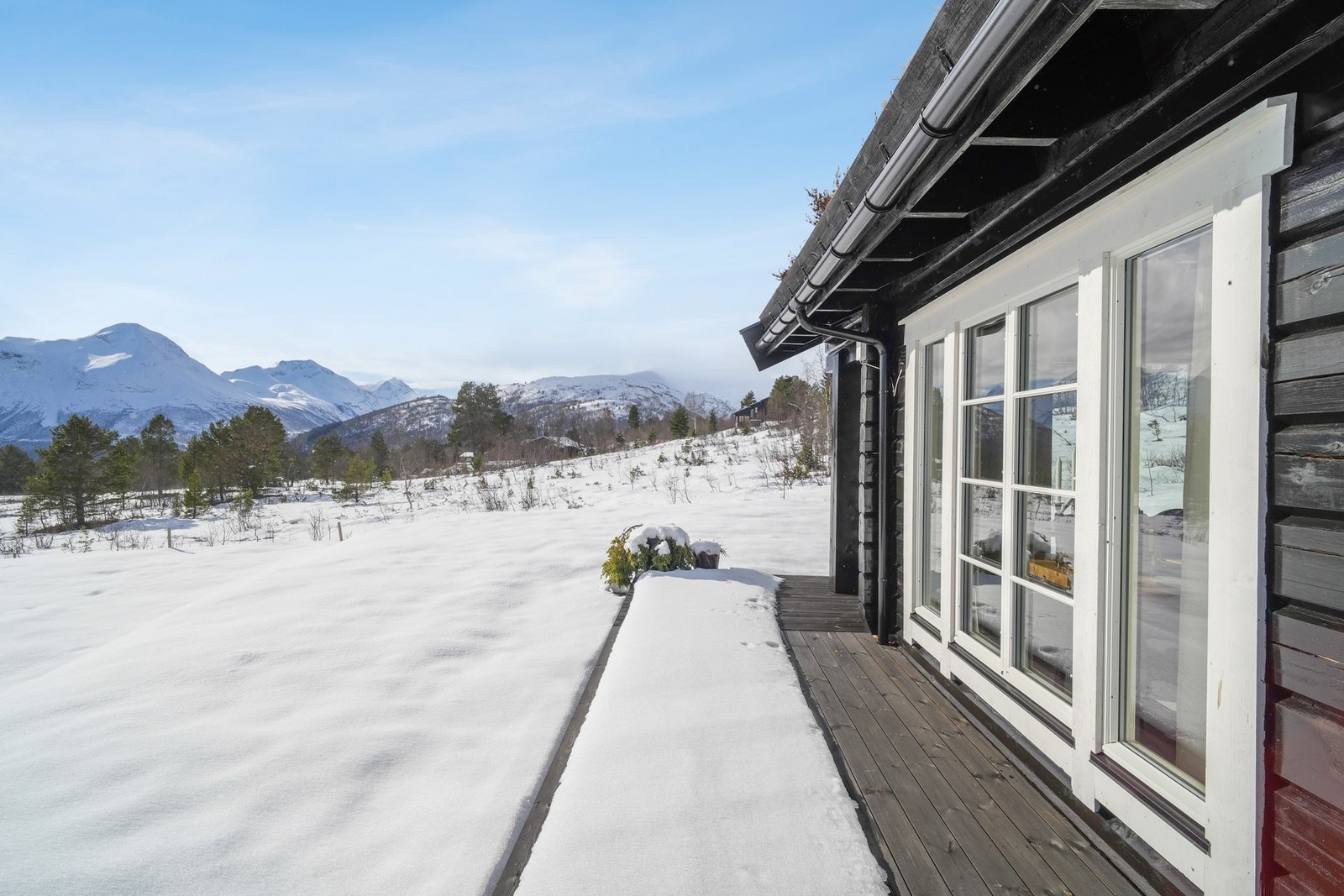 Hytten er beliggende i naturskjønne omgivelser hvor du vil trives like godt som sommer som vinter. Galleribilde