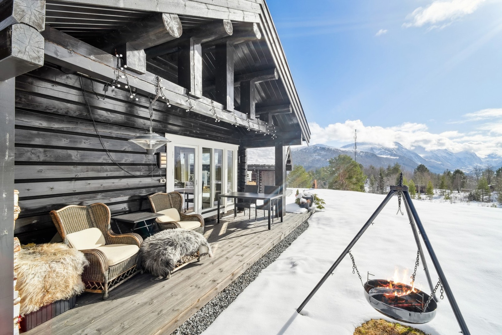 - en overbygd og romslig terrasse mot syd/vest på 23 kvm. Galleribilde