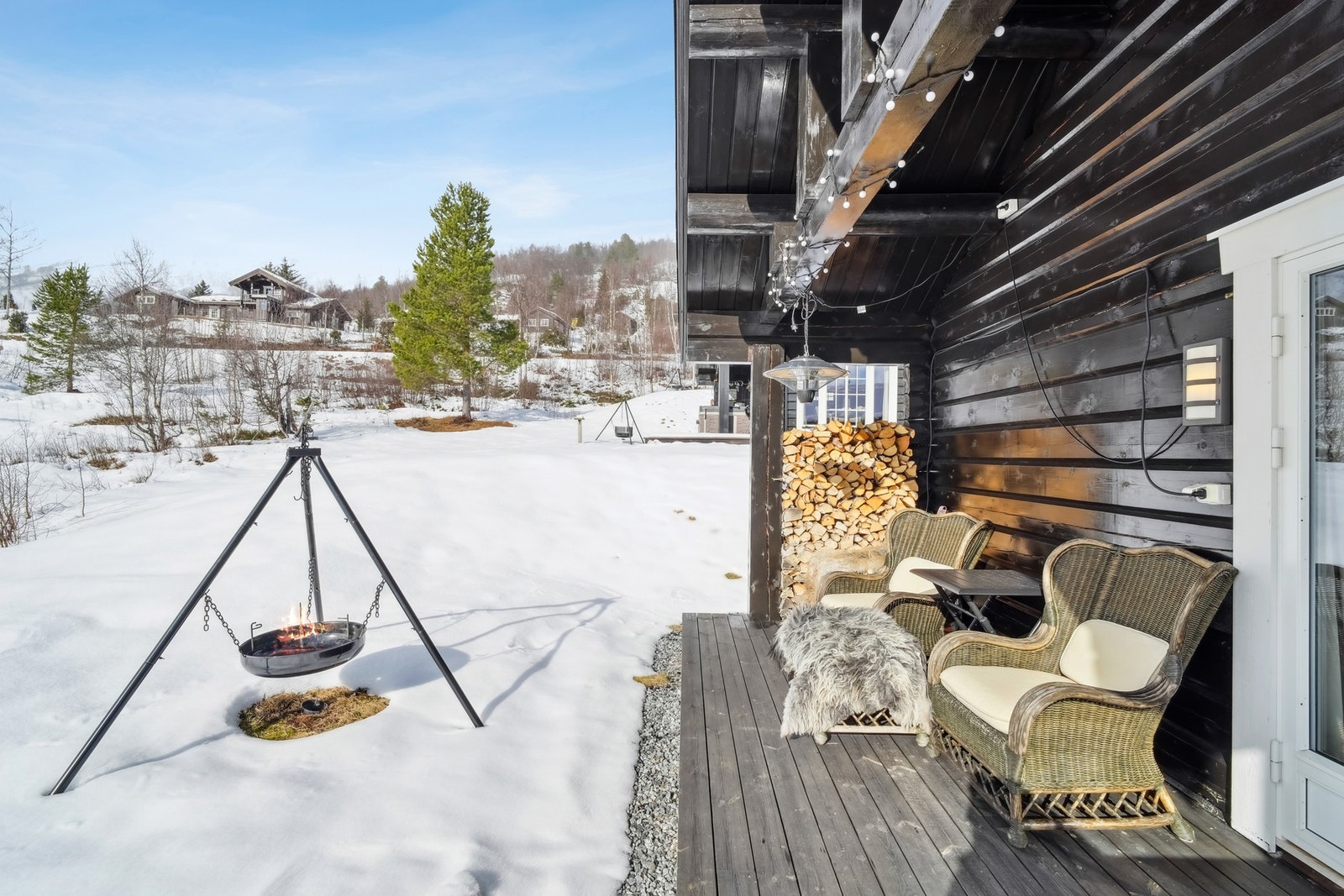 - hvor det er god plass til sittegruppe og lougestoler, samt grillen og bålpannen om ønskelig. Galleribilde