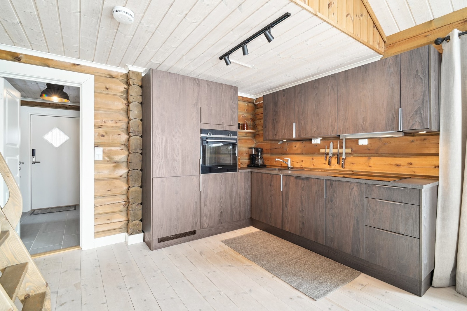 Innredningen er utstyrt med integrerte hvitevarer som fullintegrert kjøl/fryseskap, oppvaskmaskin, induksjon platetopp og stekeovn i praktisk høyde. Galleribilde