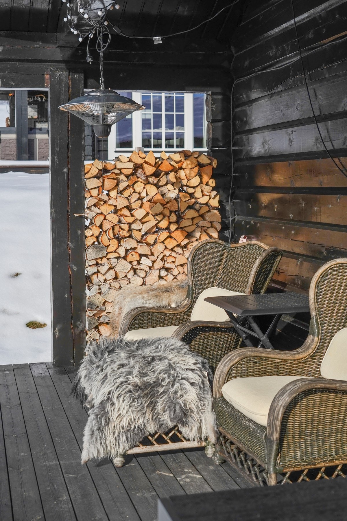 En lun og deilig terrasse med varmelampe. Galleribilde