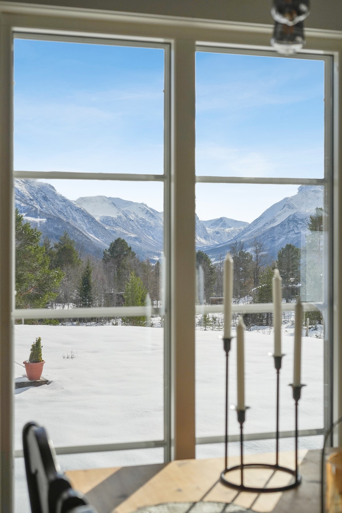 Du kan også hvile øynene på den flotte utsikten mens du nyter en bedre middag inne. Galleribilde