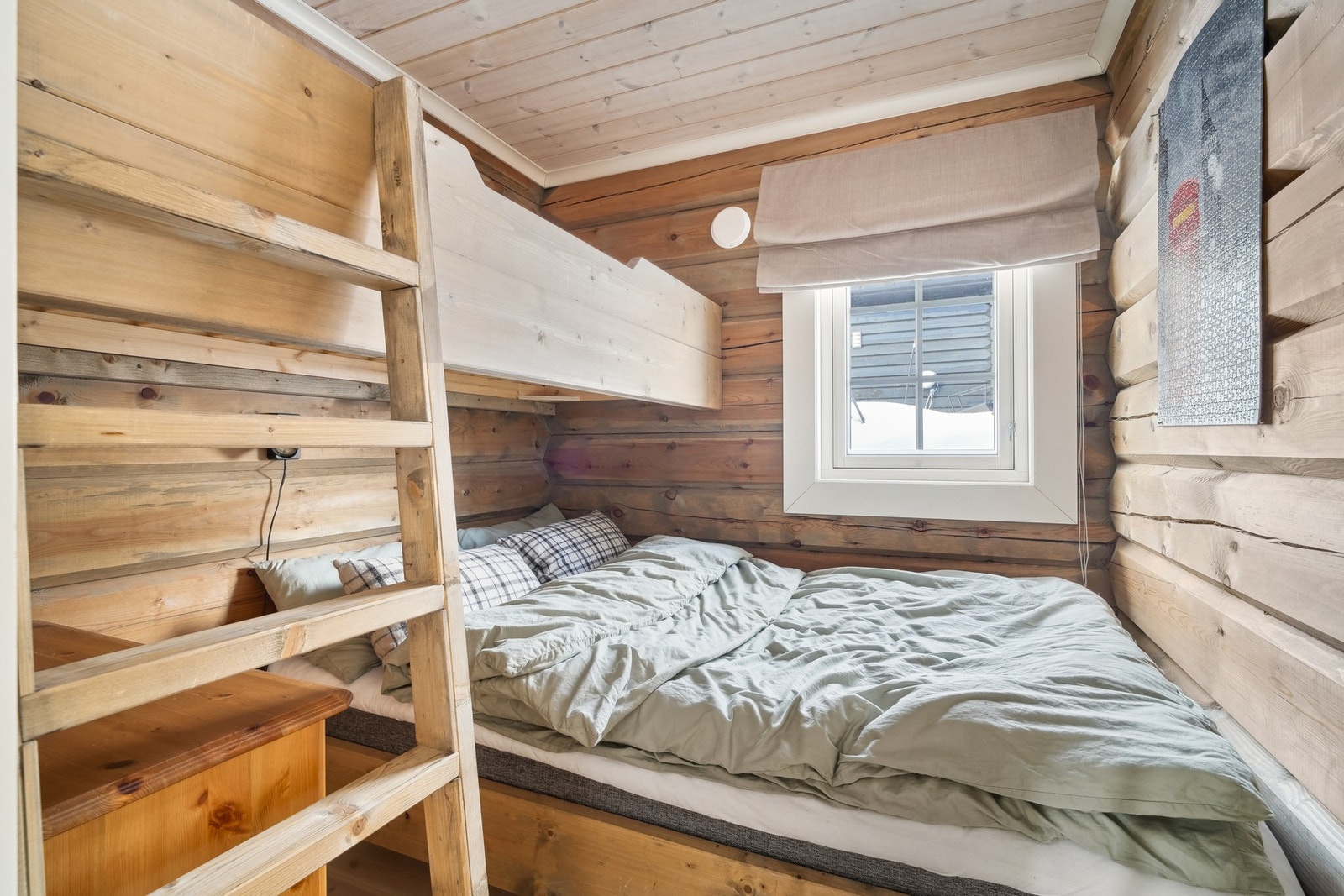 Soverom nr. 2 er på 4,1 kvm, og er innredet med familieseng og kommode. Galleribilde