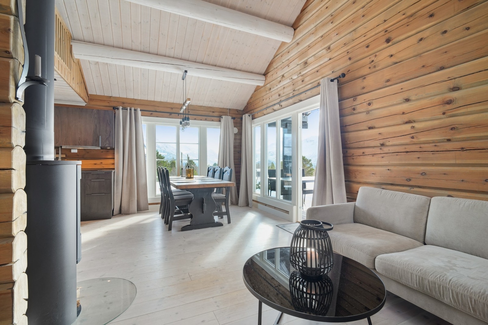 Fra stue/kjøkken er det enkel tilkomst til utvendig terrasse. Galleribilde