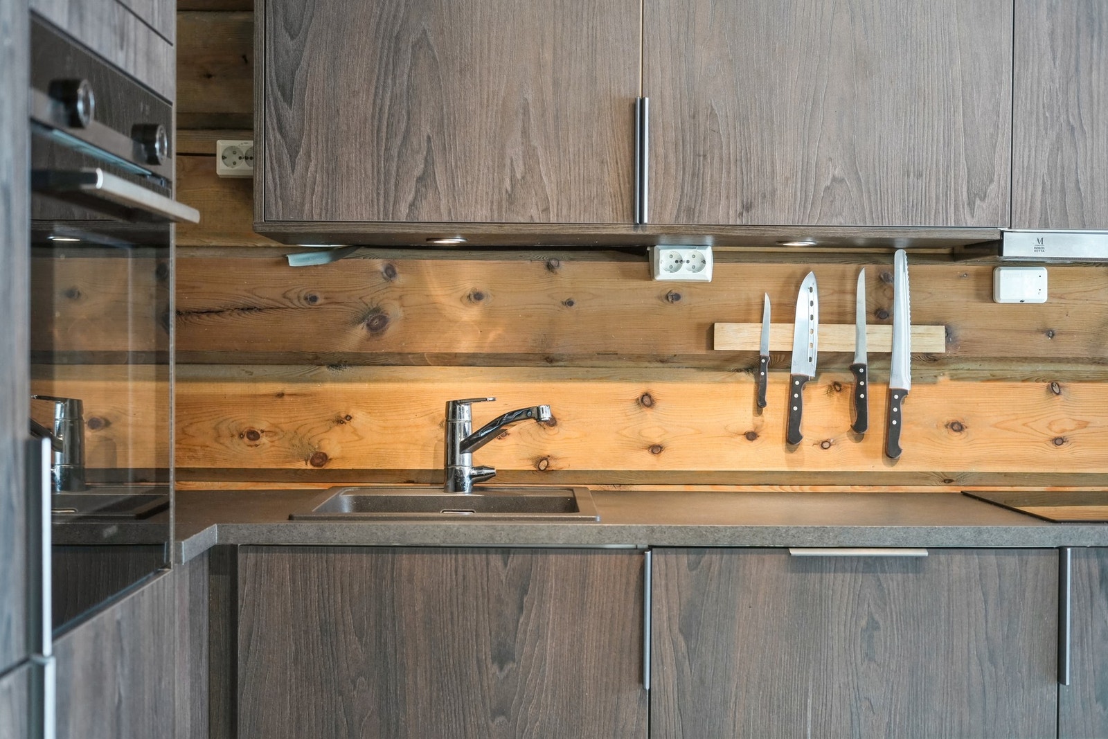 Det er spotter under overskap for ekstra belysning til matlagingen. Galleribilde