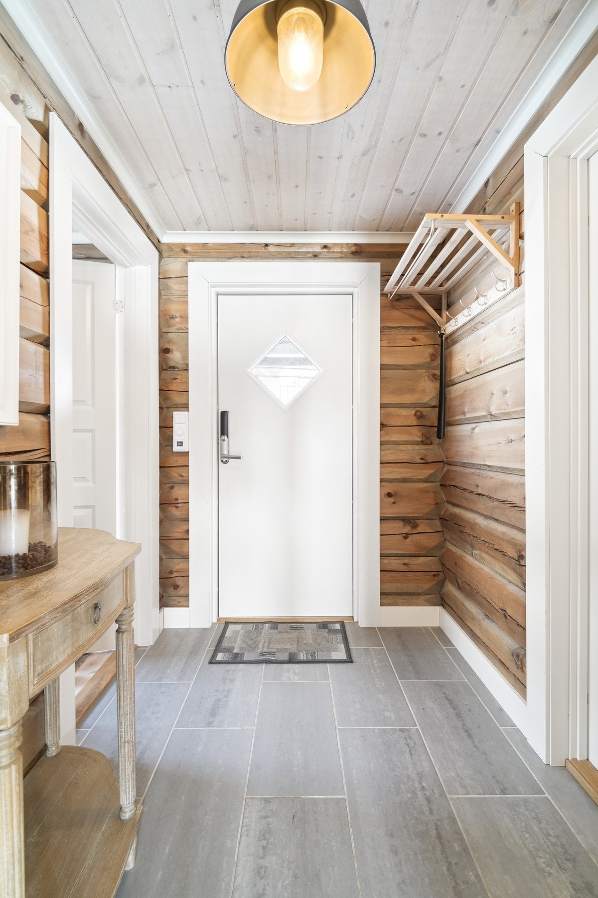 Velkommen inn! Det er kodelås fra Yale Doorman på ytterdør. Galleribilde