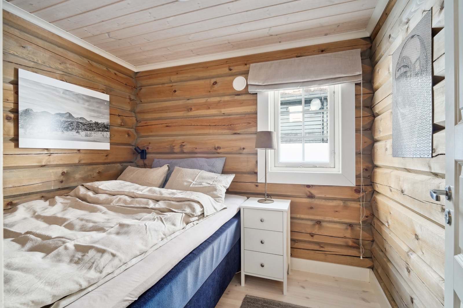 Hovedsoverommet har et areal på 5,3 kvm, og er innredet med dobbeltseng og nattbord. Galleribilde