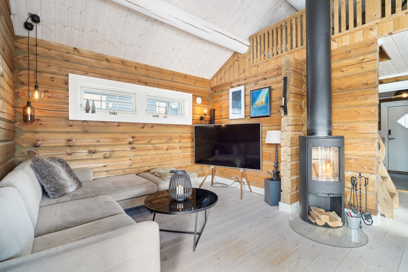 I stuen er det god takhøyde med langsgående rundtømmer i skråhimling. Galleribilde