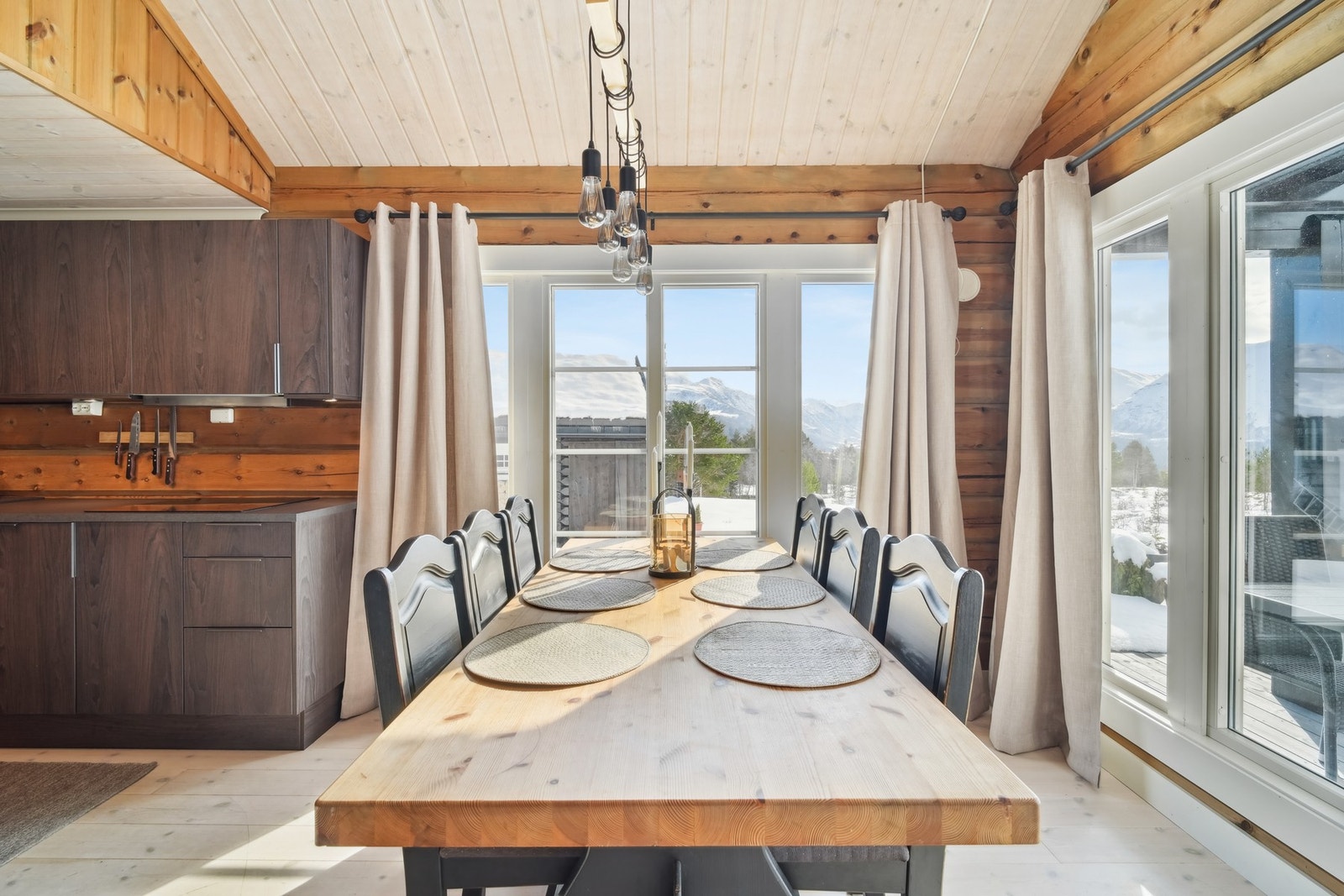 God plass til stor spisegruppe i den åpne løsningen hvor alt ligger til rette for å samle familie og venner. Galleribilde