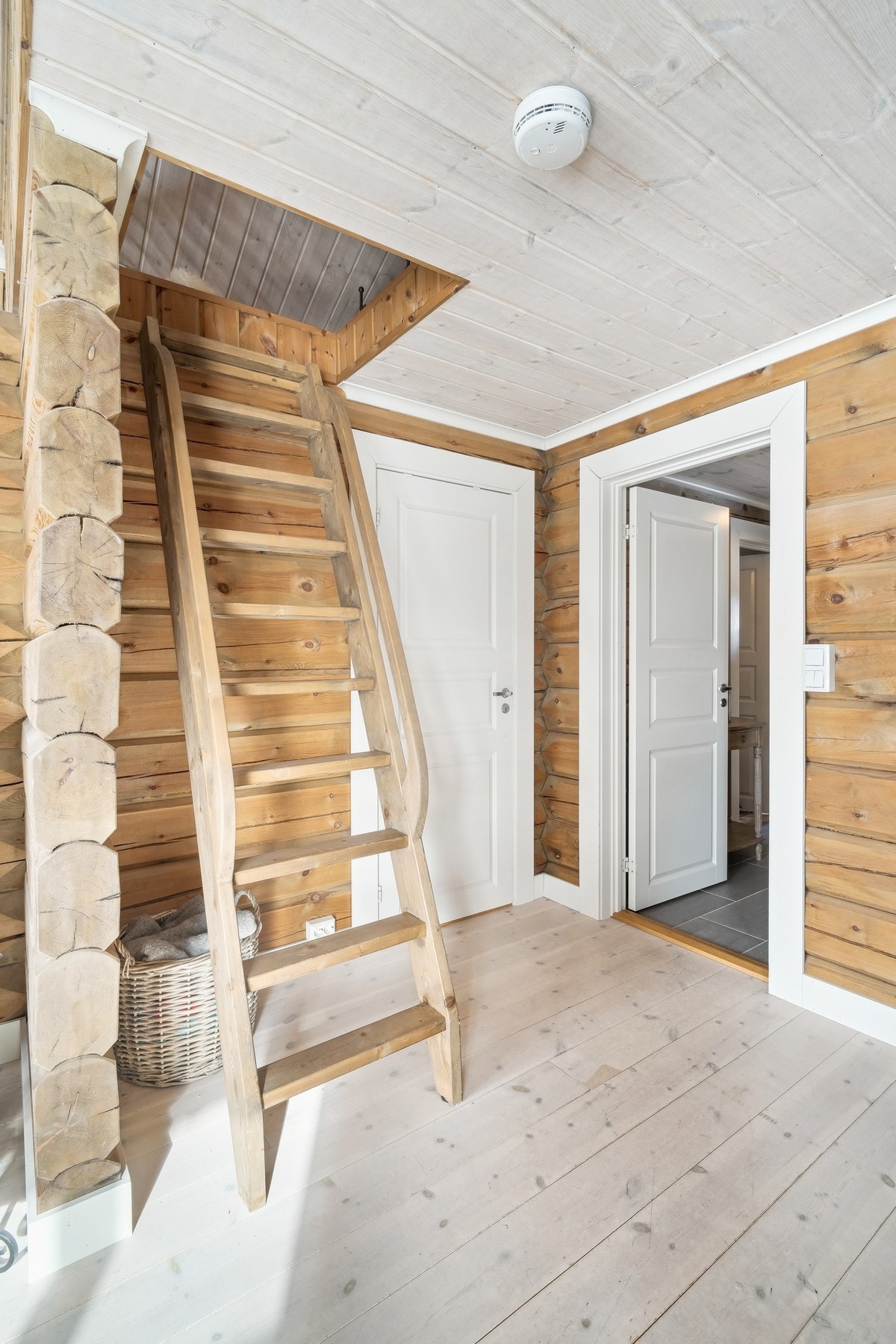 Fra kjøkkenet er det tilkomst til hemsen. Galleribilde