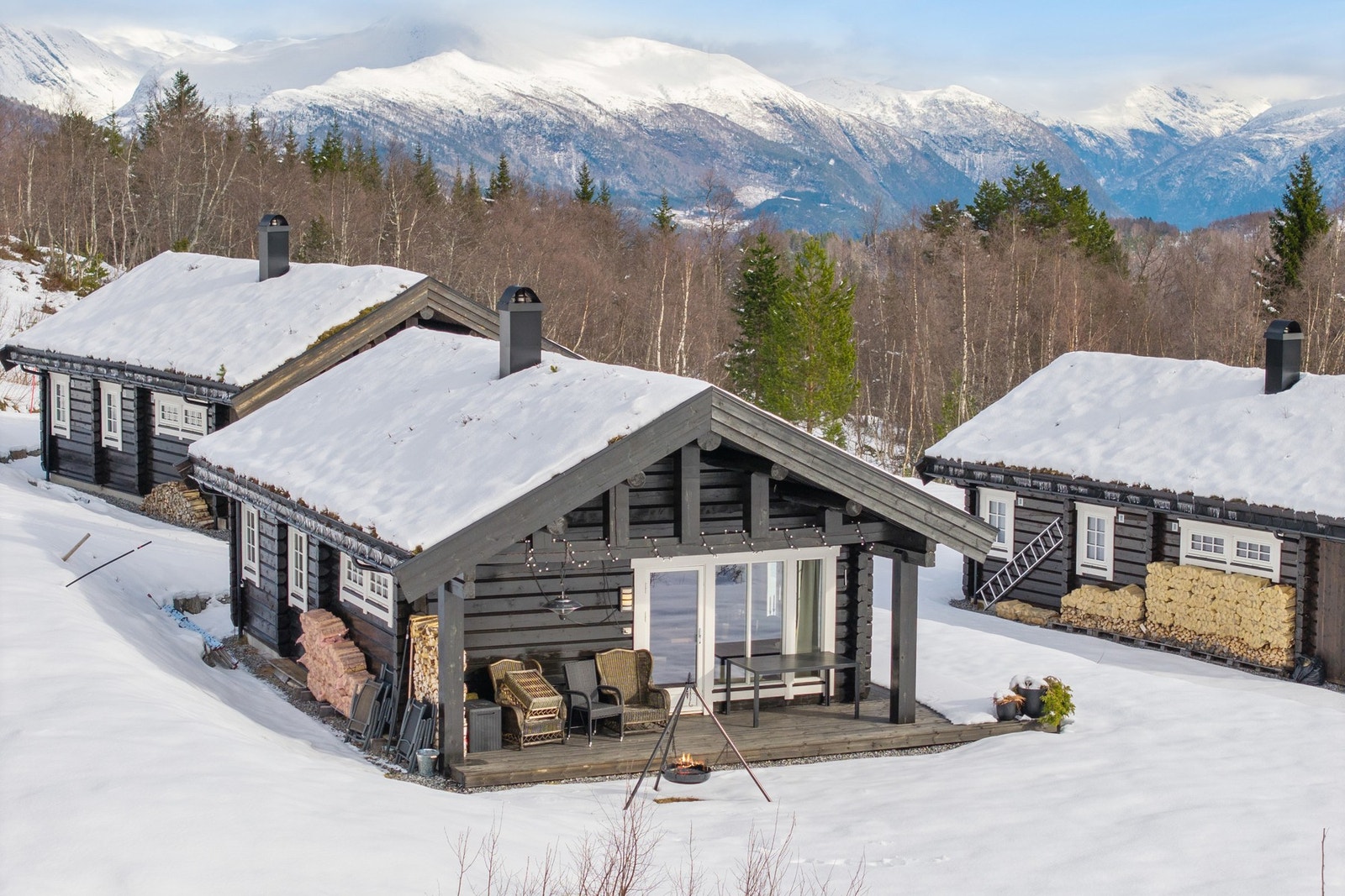 Hytten har en fin plassering i etablert hyttetun i Skarvegen på Strandafjellet. Galleribilde