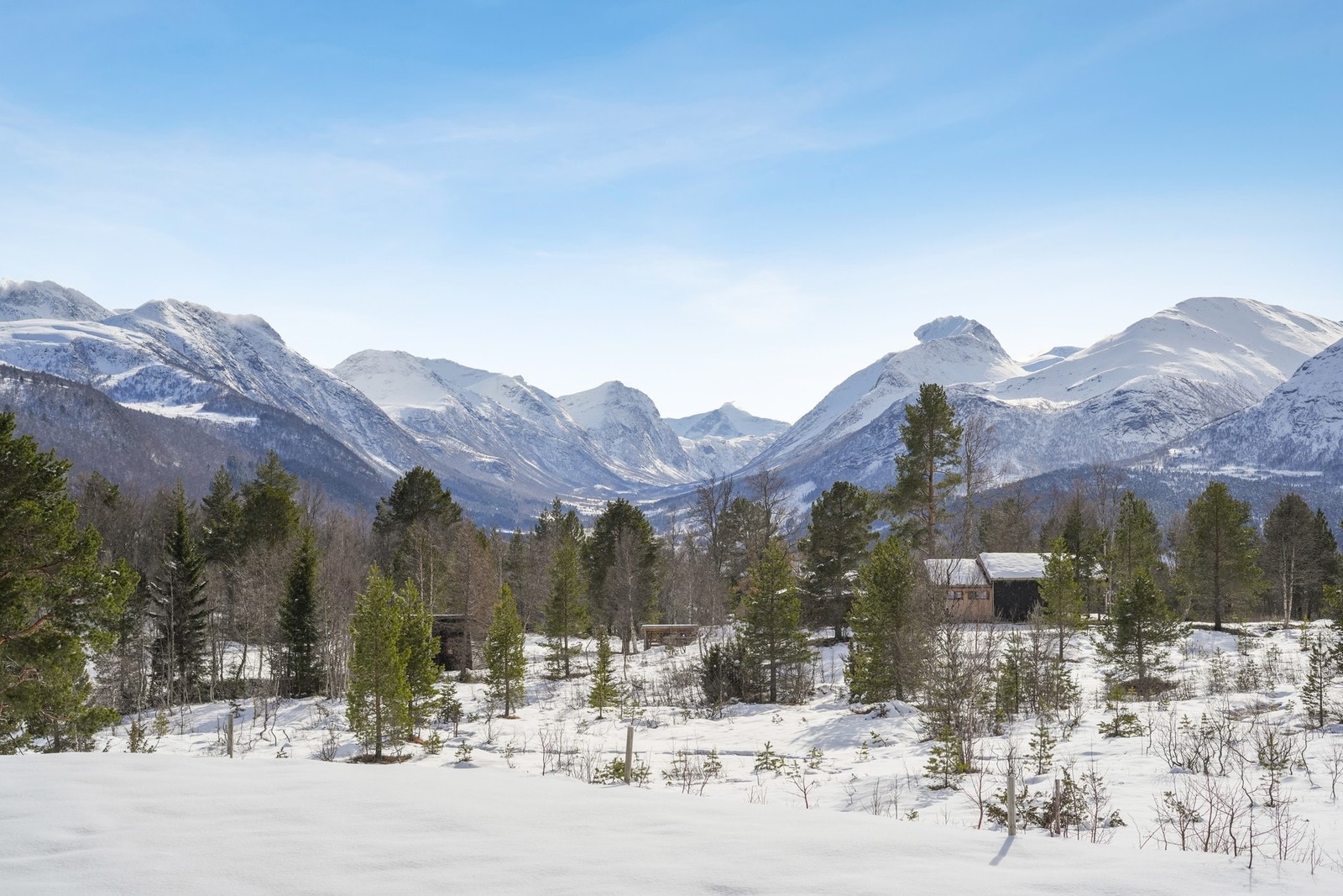 - med vakker natur som nærmeste nabo. Her nyter du nydelig utsikt og meget gode solforhold. Galleribilde