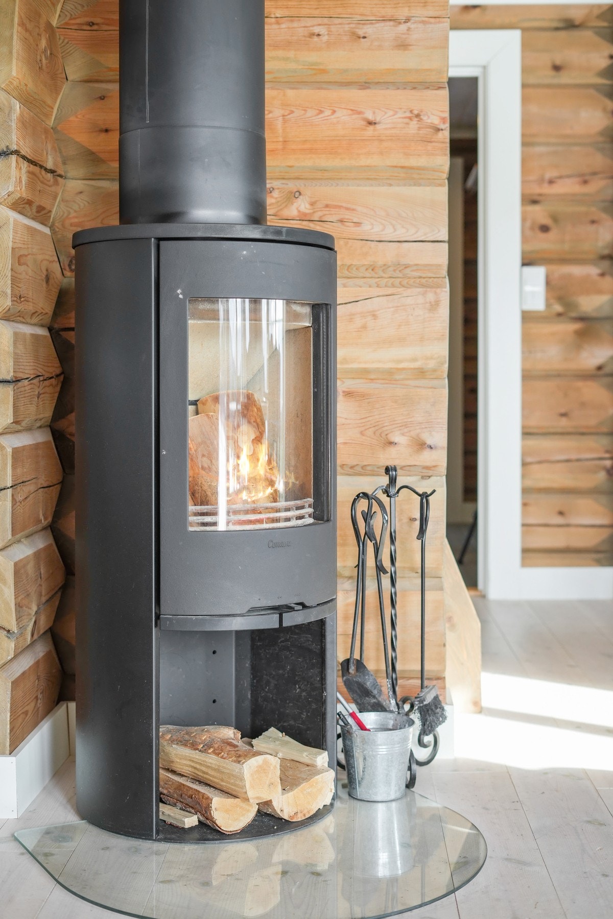 Vedoven sørger for hygge og varme til hytten. Galleribilde