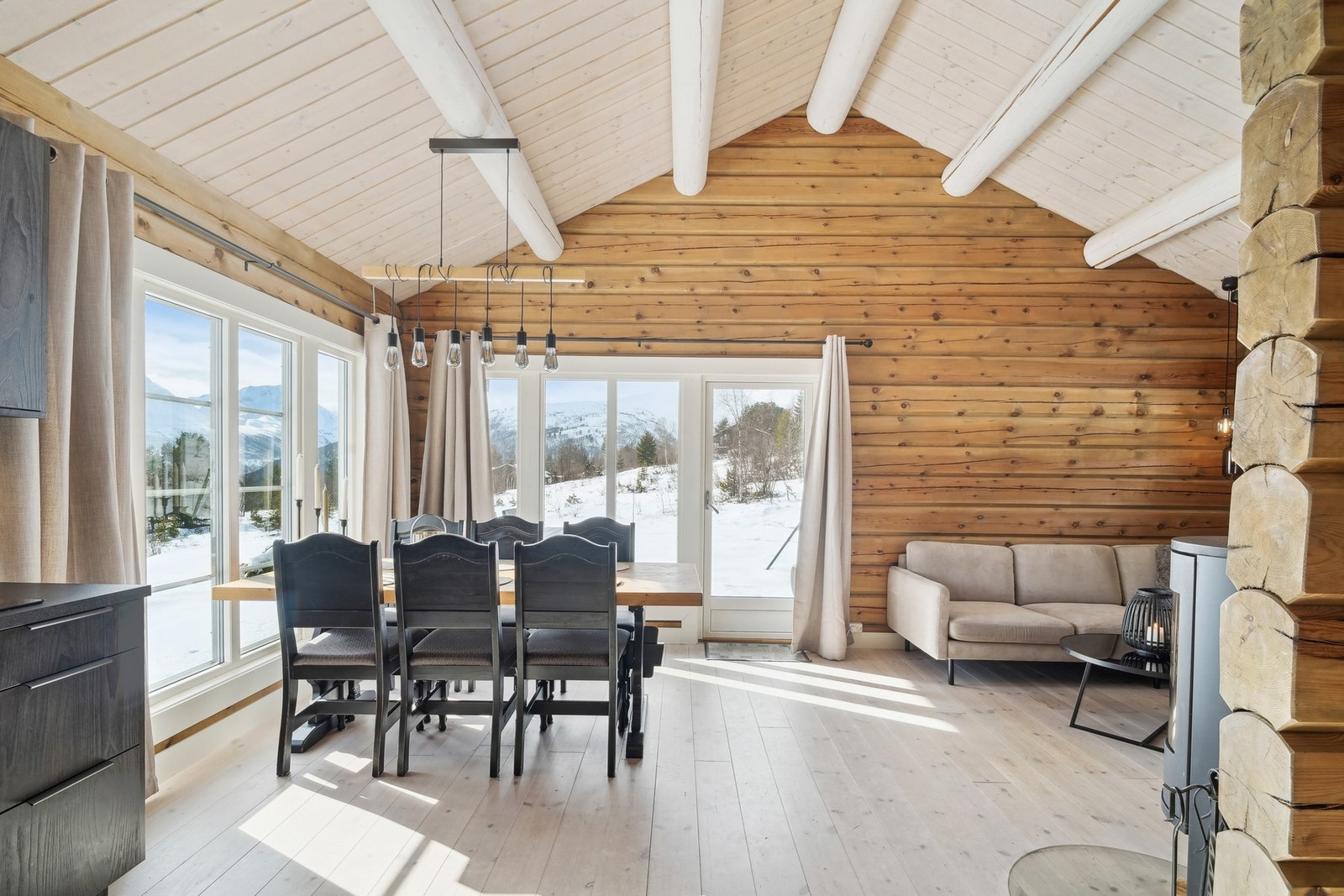 De store vindusflatene gir godt med naturlig lys inne. Fra stuen er det tilkomst til - Galleribilde