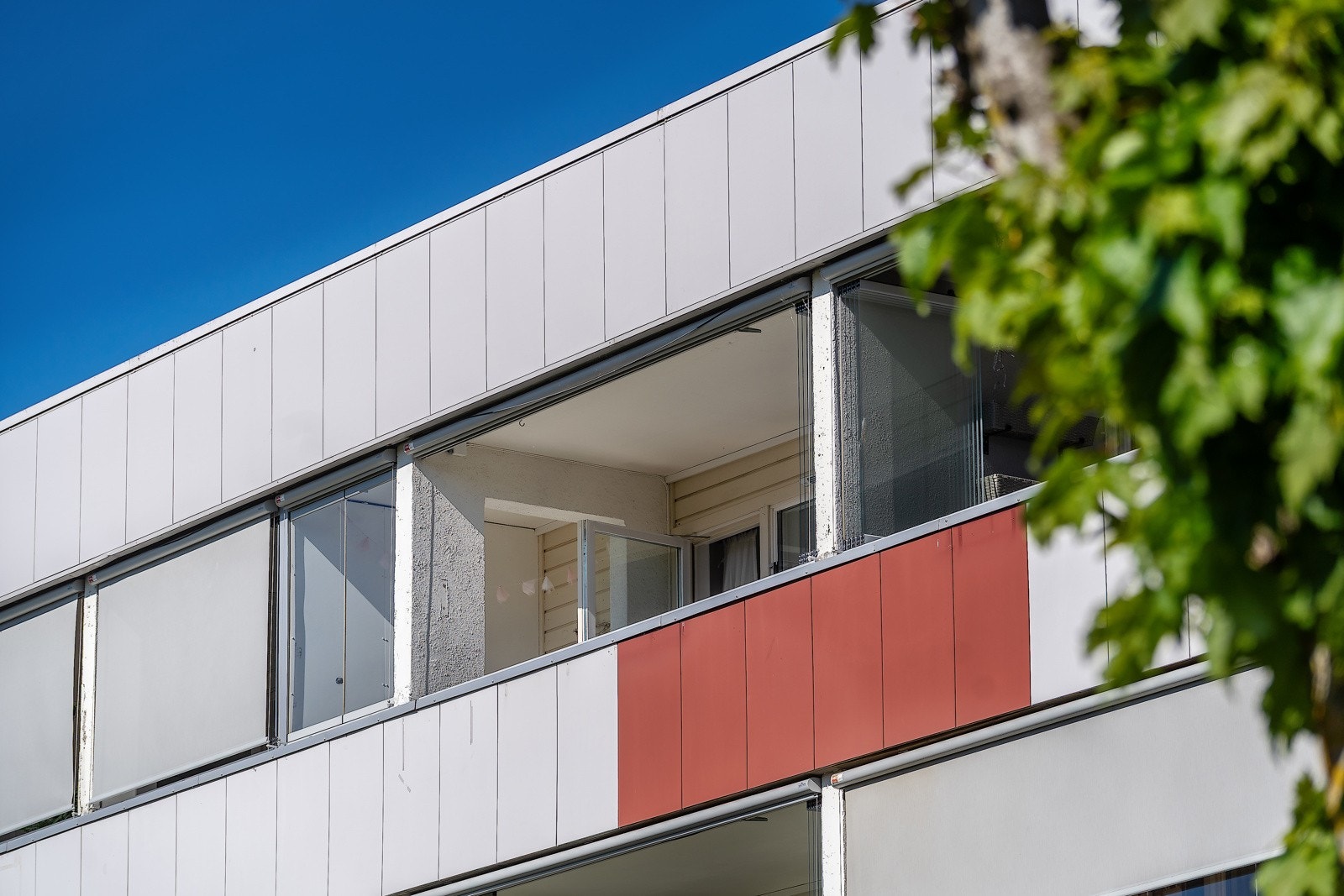 Leiligheten ligger høyt og fritt i bygget, og har en innglasset balkong med nydelige solforhold. Galleribilde