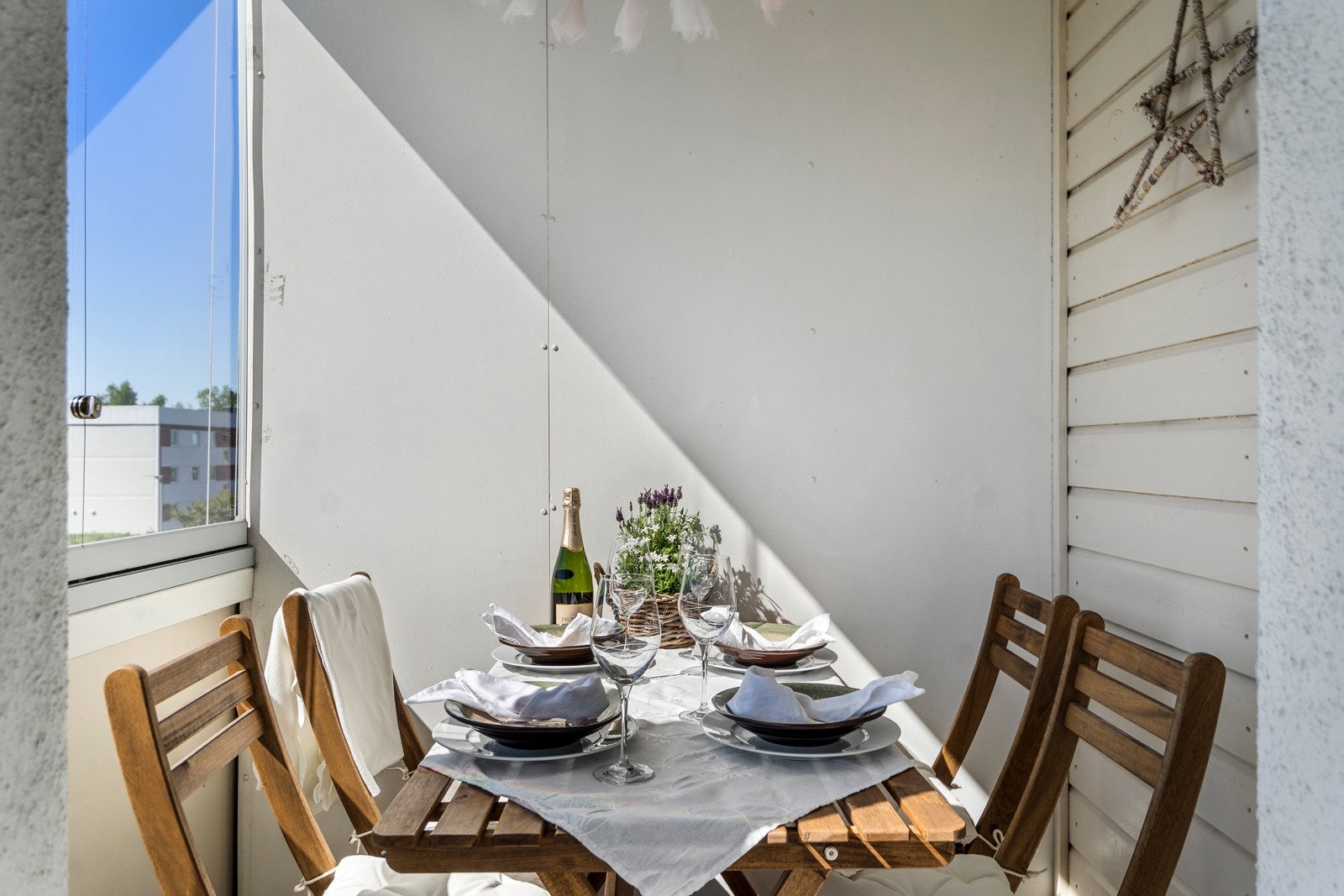 Fra stuen har du utgang til en romslig, innglasset balkong - et fantastisk uterom som virkelig forlenger sesongen. Galleribilde