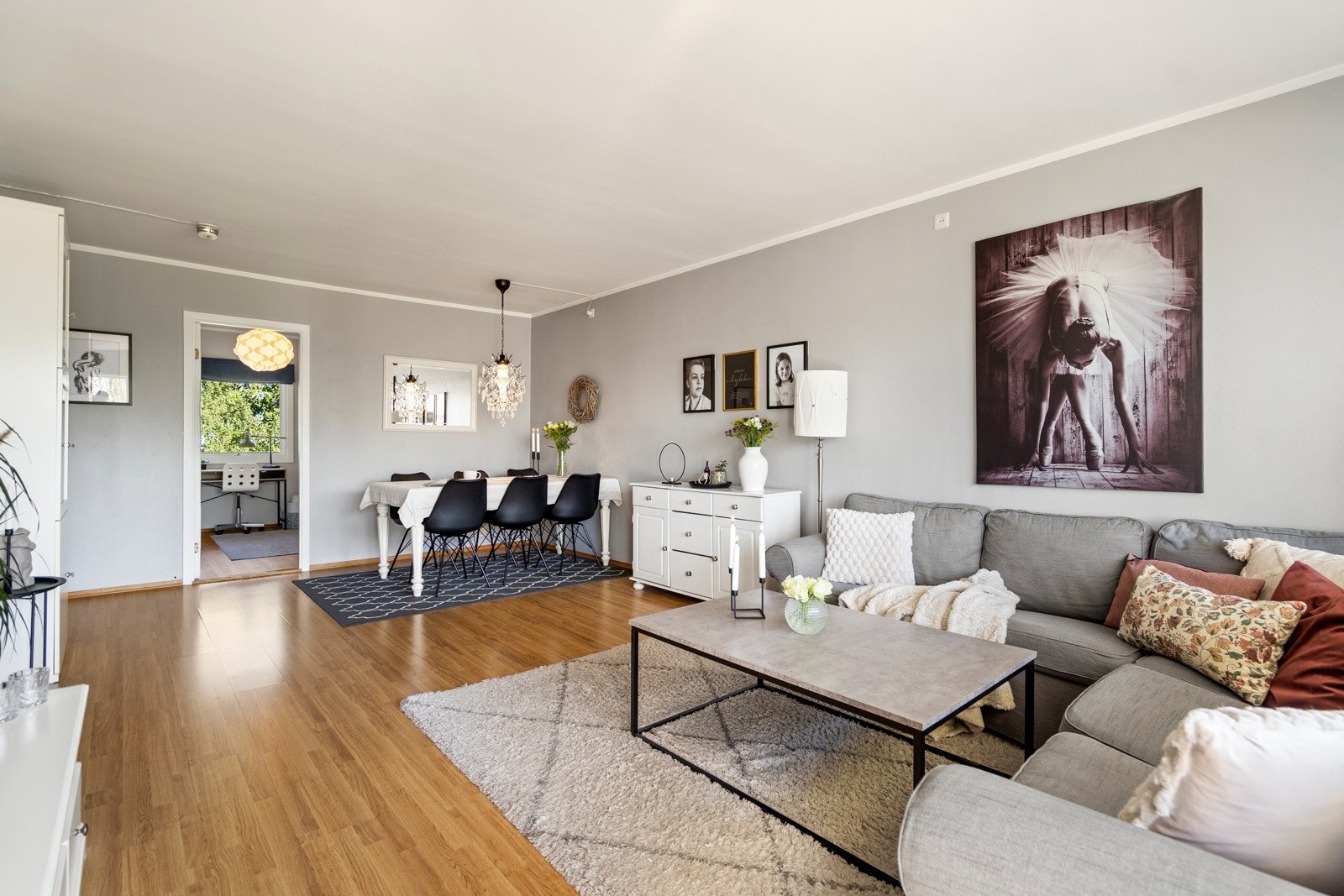 Leiligheten i Valhallveien 2B fremstår som en svært velholdt, lys og trivelig bolig med en gjennomgående god standard - perfekt for deg som ønsker en lettstelt og moderne leilighet med alt på ett plan. Galleribilde