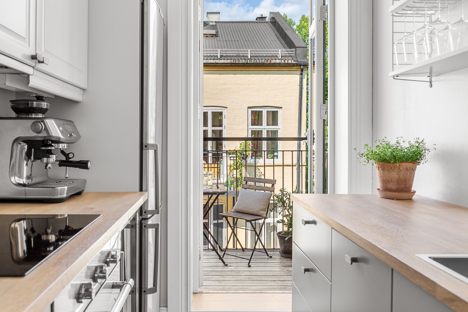 Fra kjøkkenet er det adkomst til leilighetens balkong som vender mot en svært hyggelig og rolig bakgård. Galleribilde