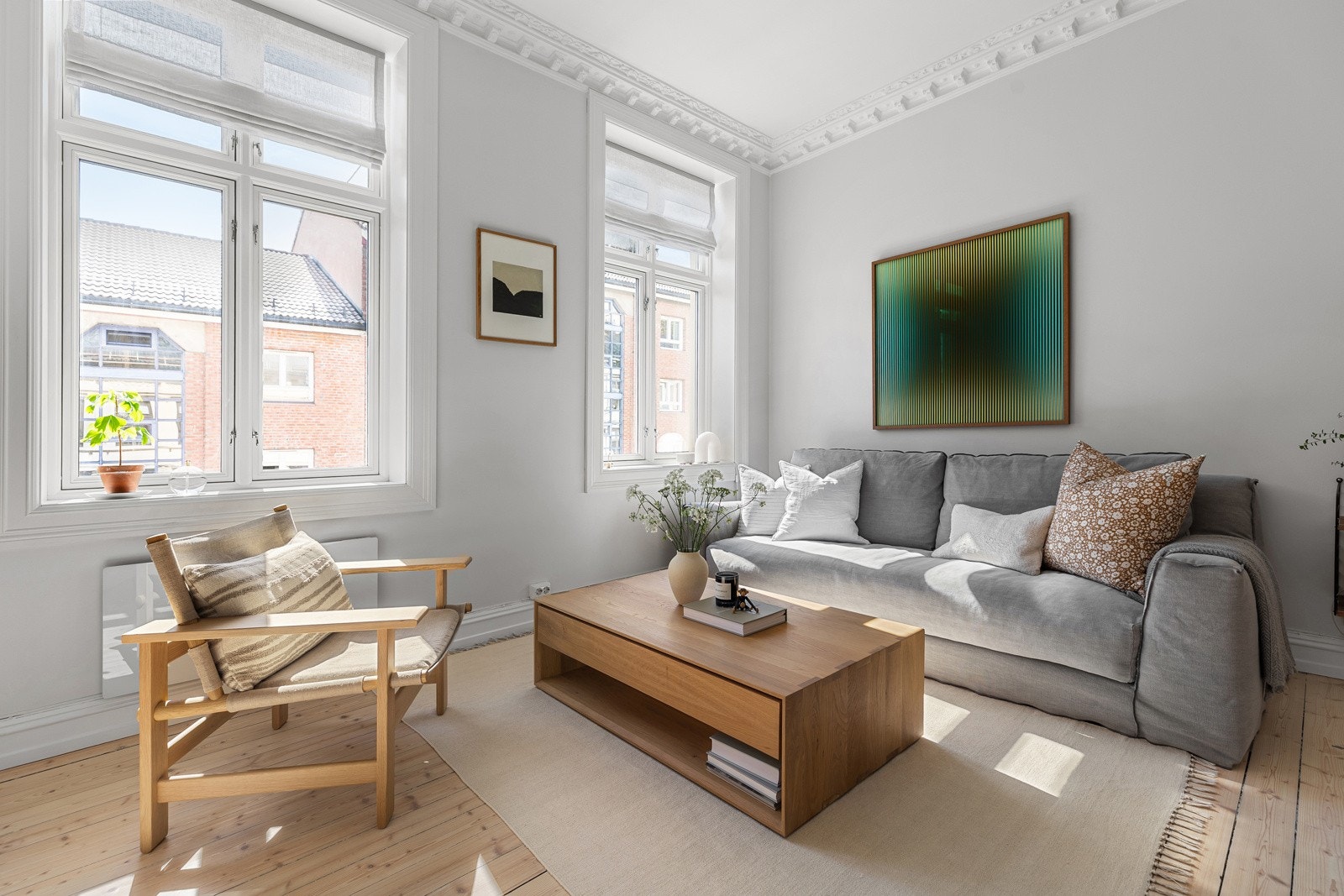 Det er god plass til sofa og sofabord samt et spisebord som rommer flere gjester i stuen. Galleribilde