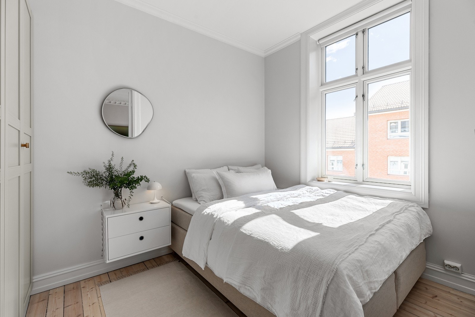 Det er god plass til dobbeltseng med tilhørende nattbord på hver side. Galleribilde