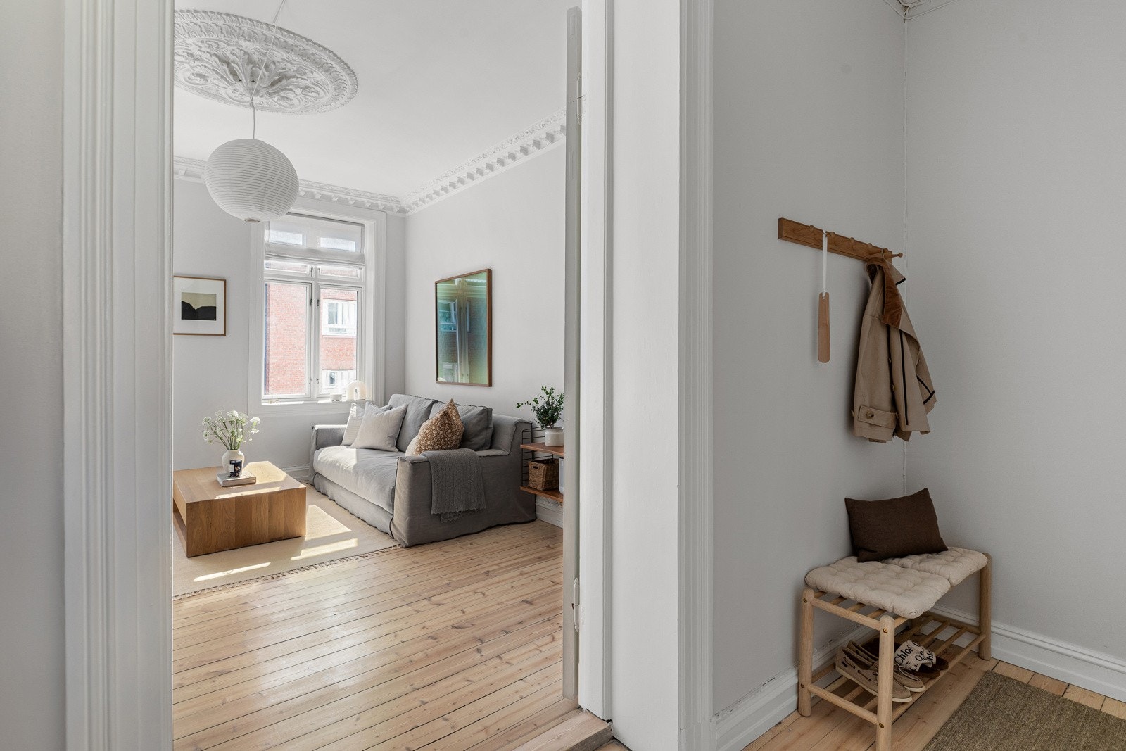 Innbydende entré som gir et godt inntrykk av hva boligen har å by på. Galleribilde