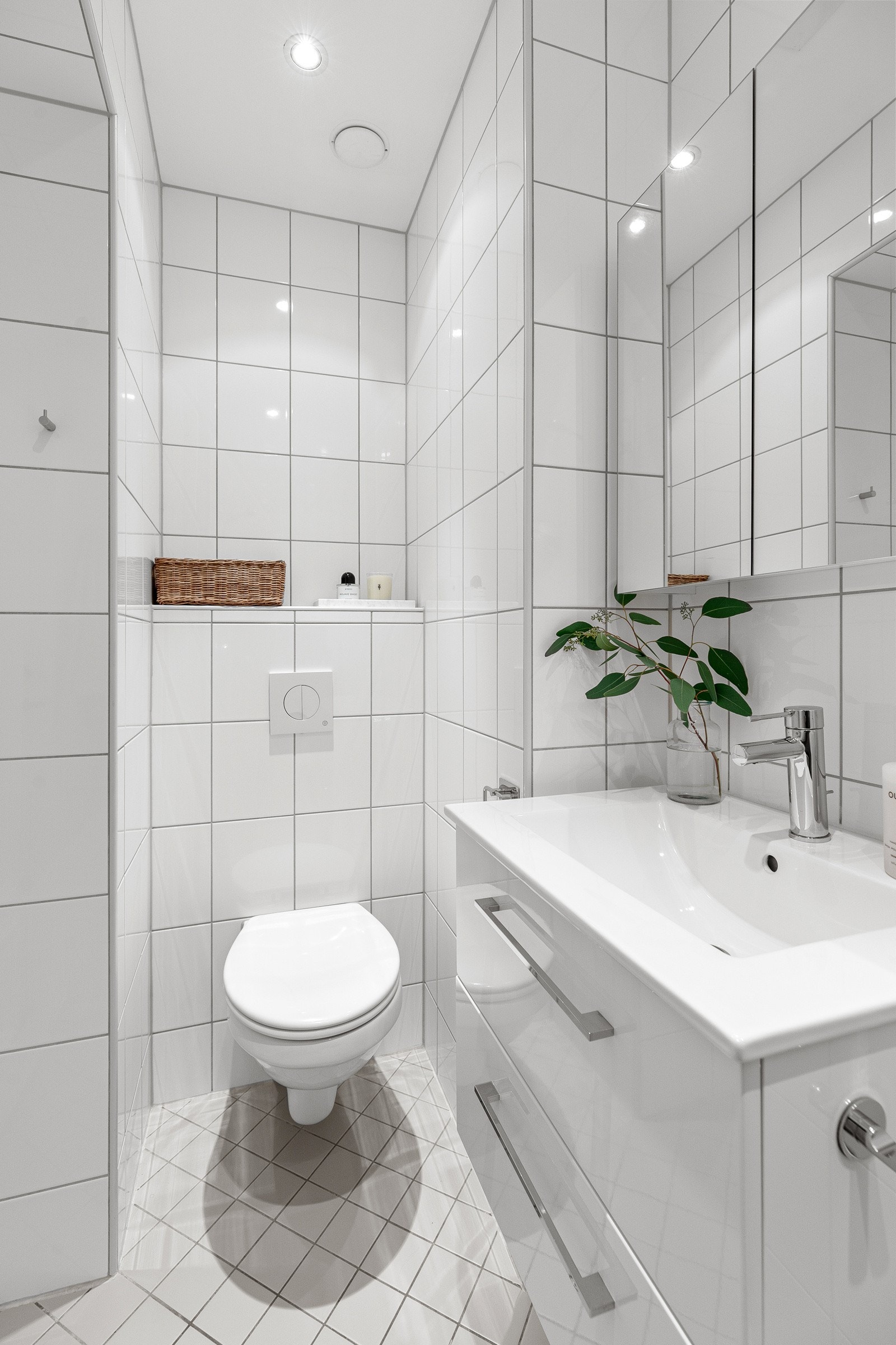 Flislagt baderom med behagelig gulvvarme, oppgradert i 2012 i regi av borettslaget. Galleribilde