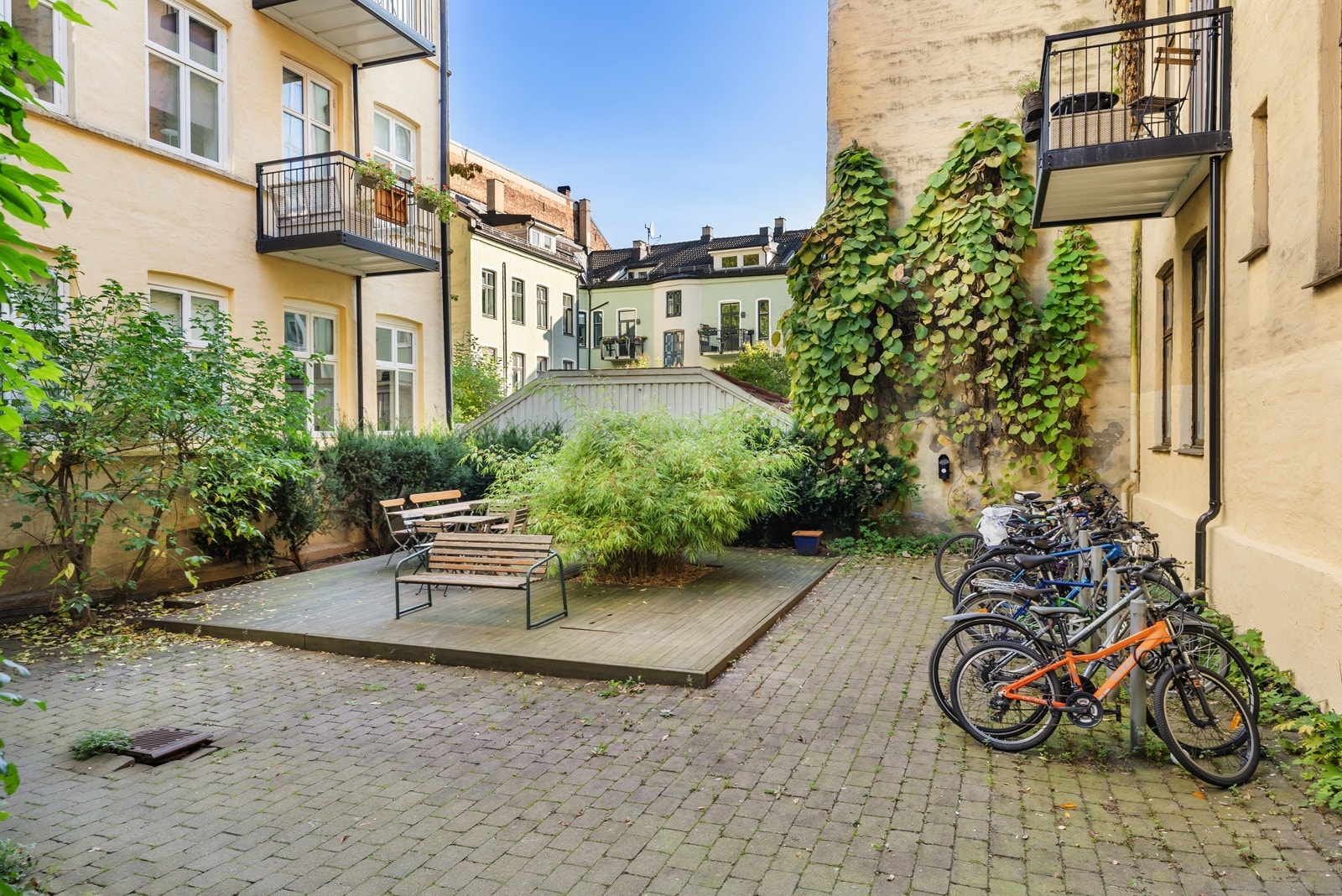 Bygården er oppgradert med vinduer fra 2021, og kan vise til andre fasiliteter som felles varmtvann og en idyllisk bakgård. Galleribilde