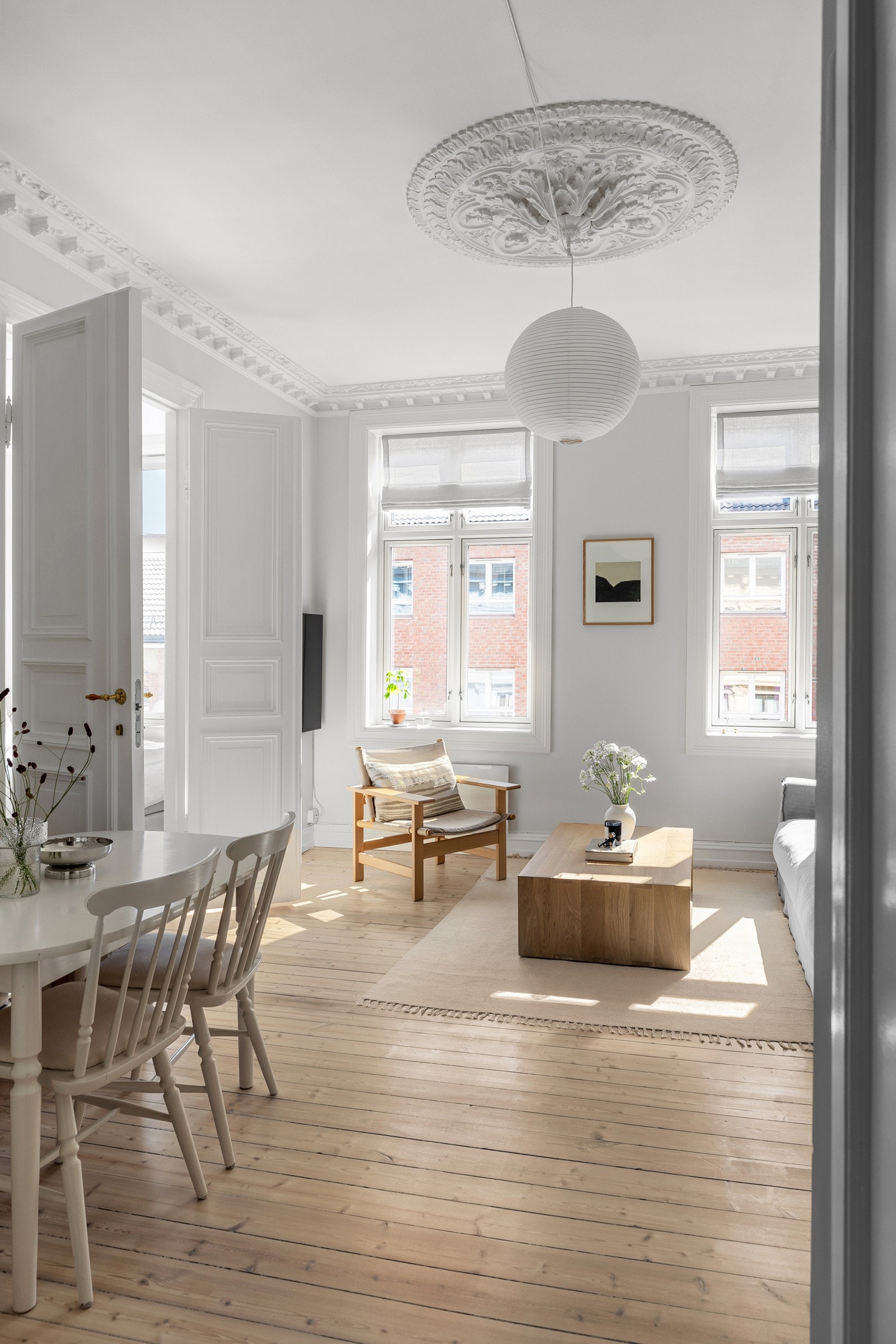 Generøs takhøyde på nesten 3 meter og store vindusflater fra 2021 skaper en fantastisk romfølelse. Galleribilde