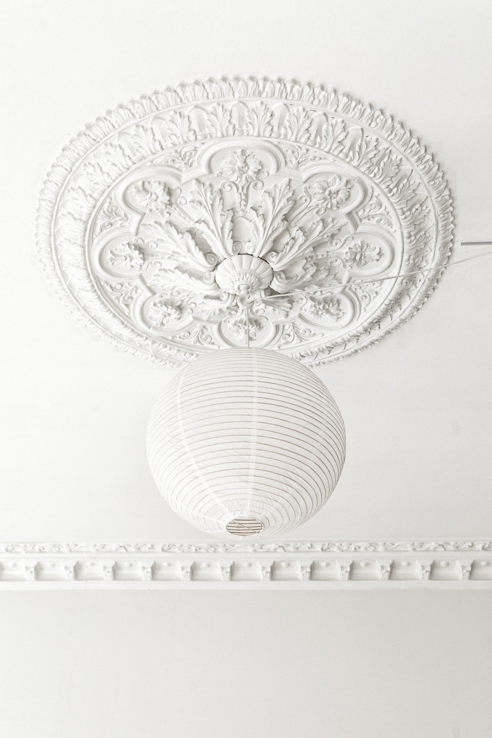 Vi finner nydelige detaljer som stukkatur og takrosett i himling. Galleribilde