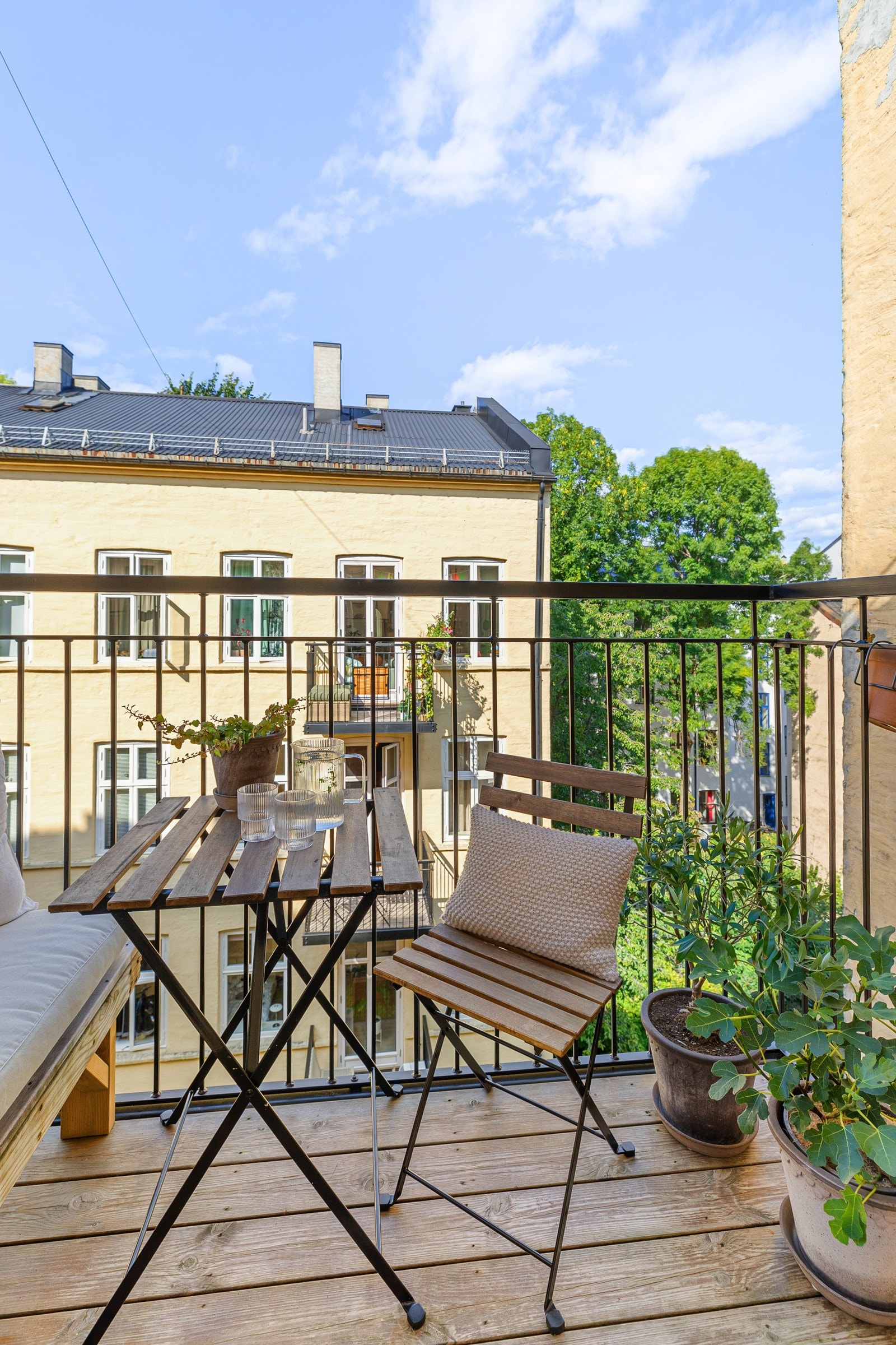 På sommerstid føles balkongen ut som en solid forlengelse av leiligheten. Galleribilde