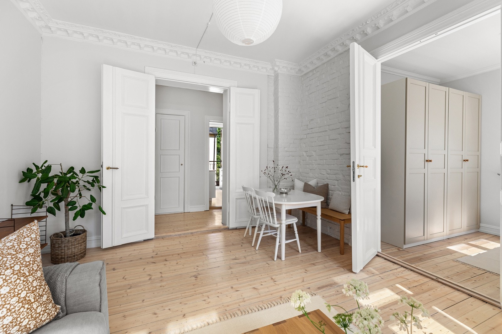 Leiligheten har en gjennomgående planløsning med gode lysforhold Galleribilde