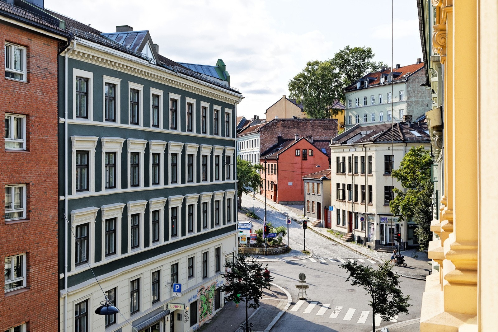 Geografisk er leiligheten ypperlig plassert midt imellom bydelene Sentrum, Grünerløkka og St. Hanshaugen. Galleribilde