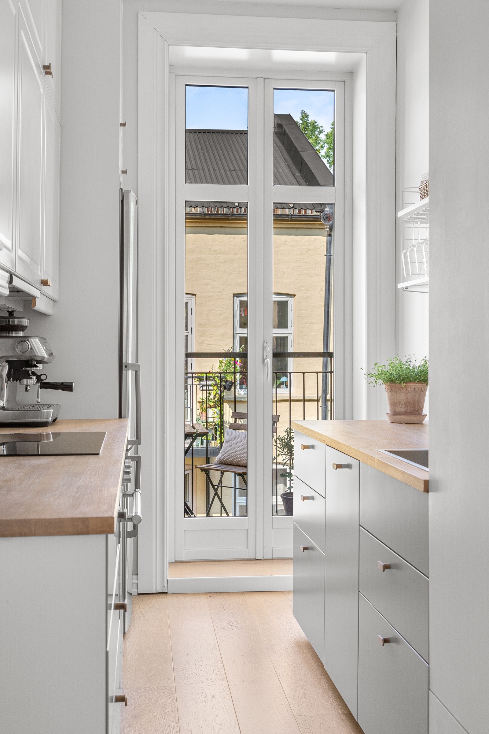 Nytt og moderne kjøkken fra 2022 med flotte, integrerte hvitevarer, vinskap samt rikelig med skap og benkeplass. Galleribilde