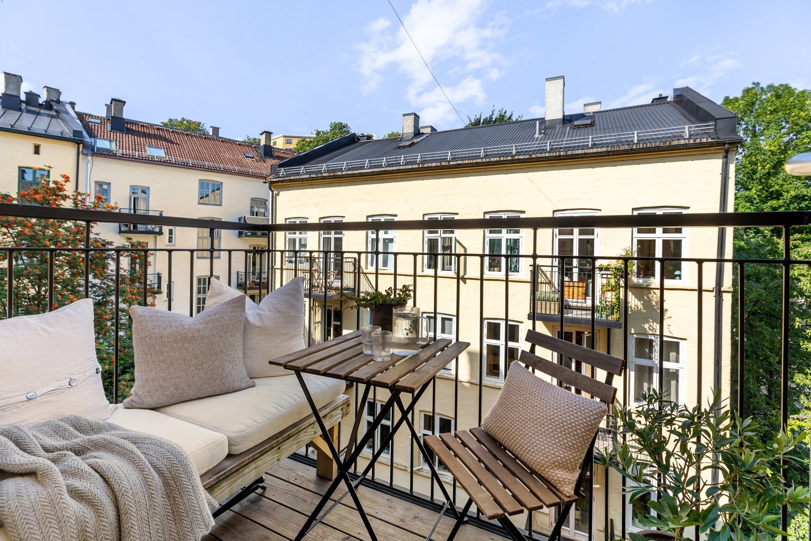 Tor Martin Tinderholt v/Privatmegleren Aksept har gleden av å ønske velkommen til denne sjarmfulle perlen i Rosteds gate 13A! Galleribilde