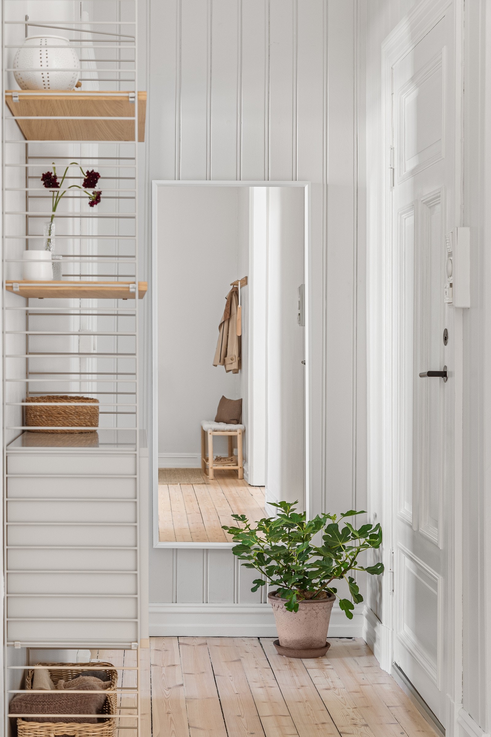 Badet ligger i enkel adkomst fra den romslige entréen. Galleribilde