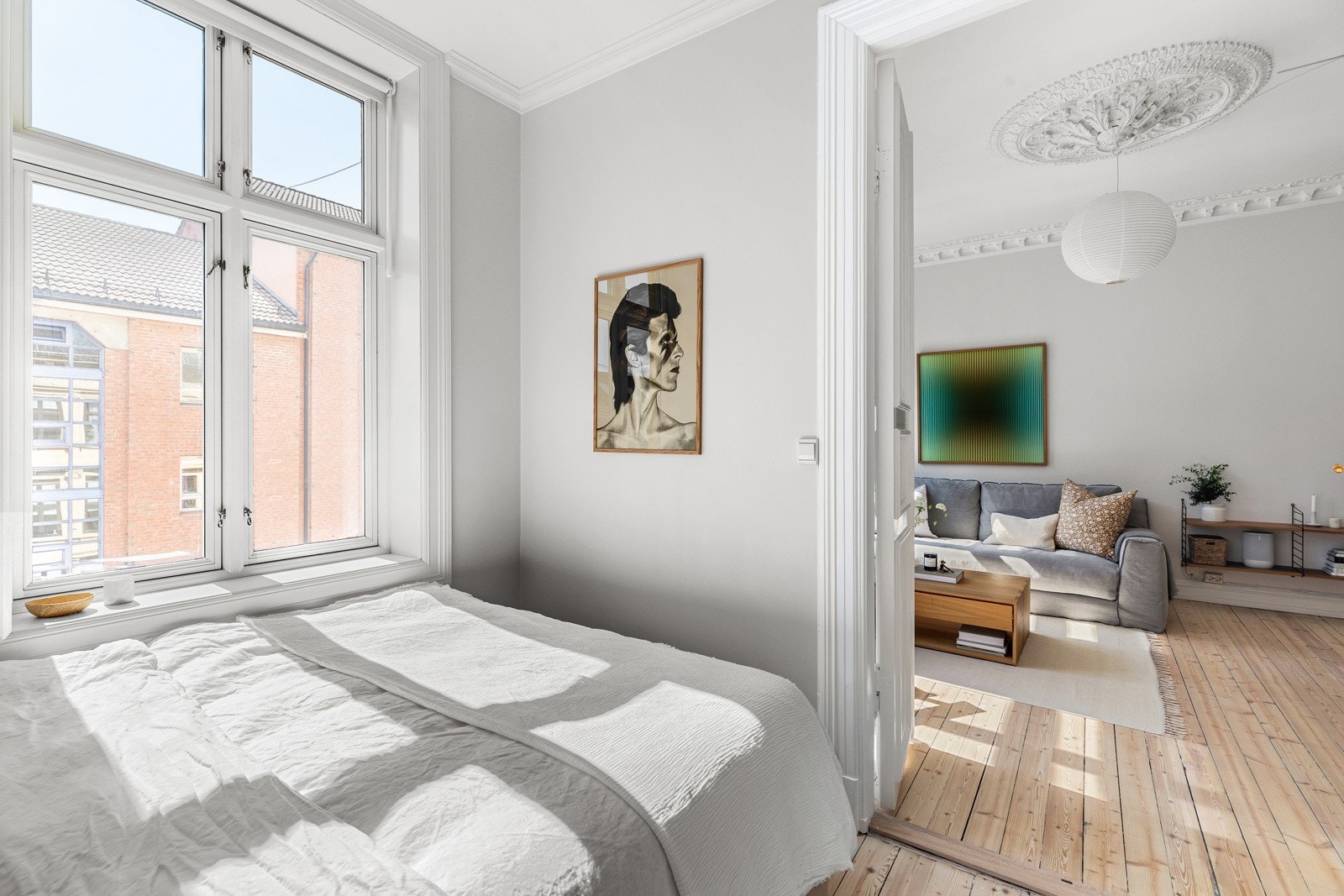 Rommet er preget av en lys atmosfære takket være det store vinduet som sørger for godt med lysinnslipp. Galleribilde