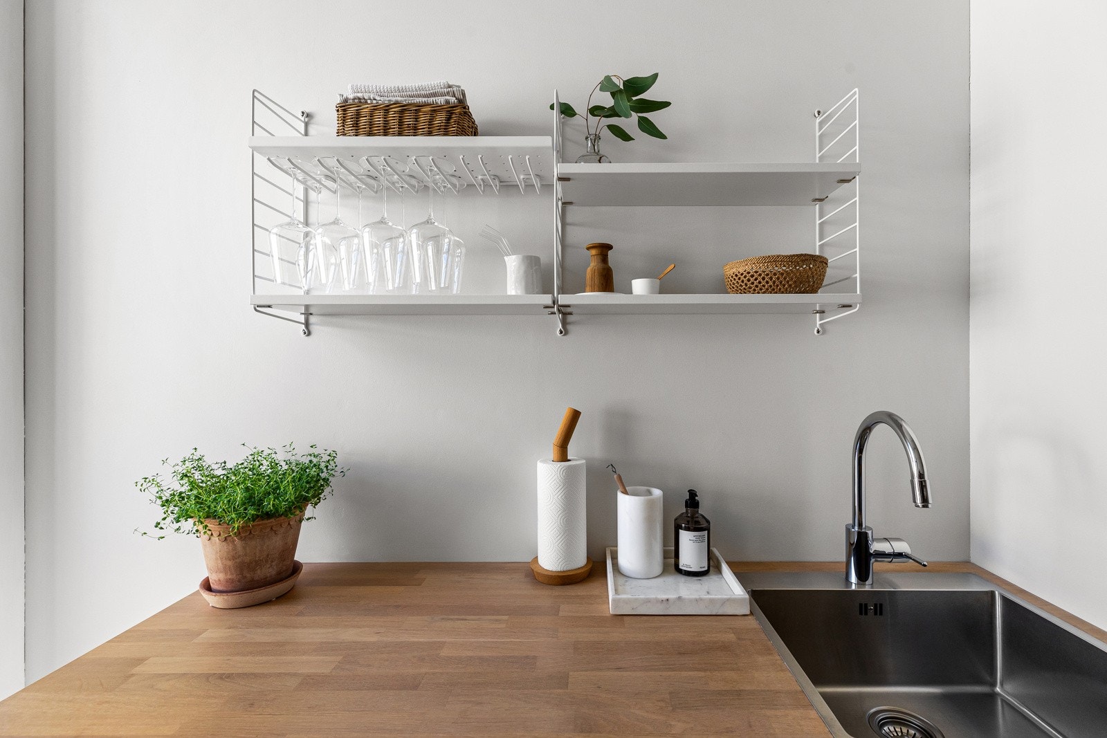 Kjøkkeninnredningen byr på glatte, fabrikklakkerte fronter og benkeplate i heltre. Galleribilde