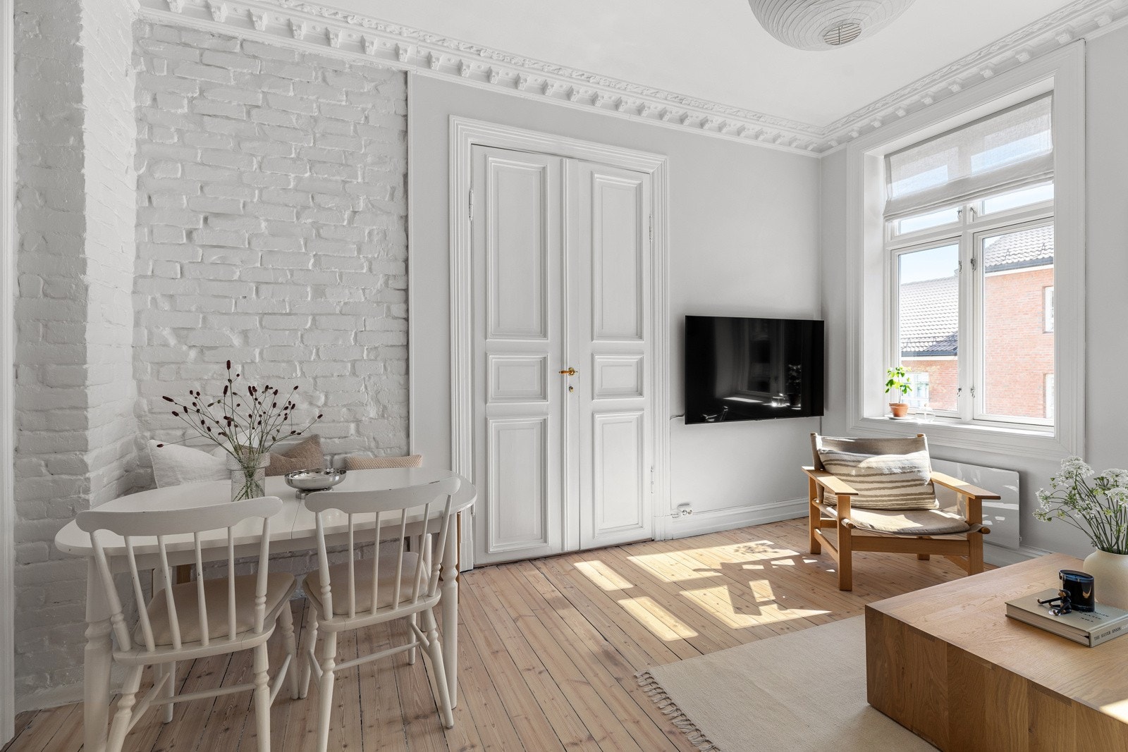 Klassiske doble dører gir en åpen og luftig atmosfære. Galleribilde