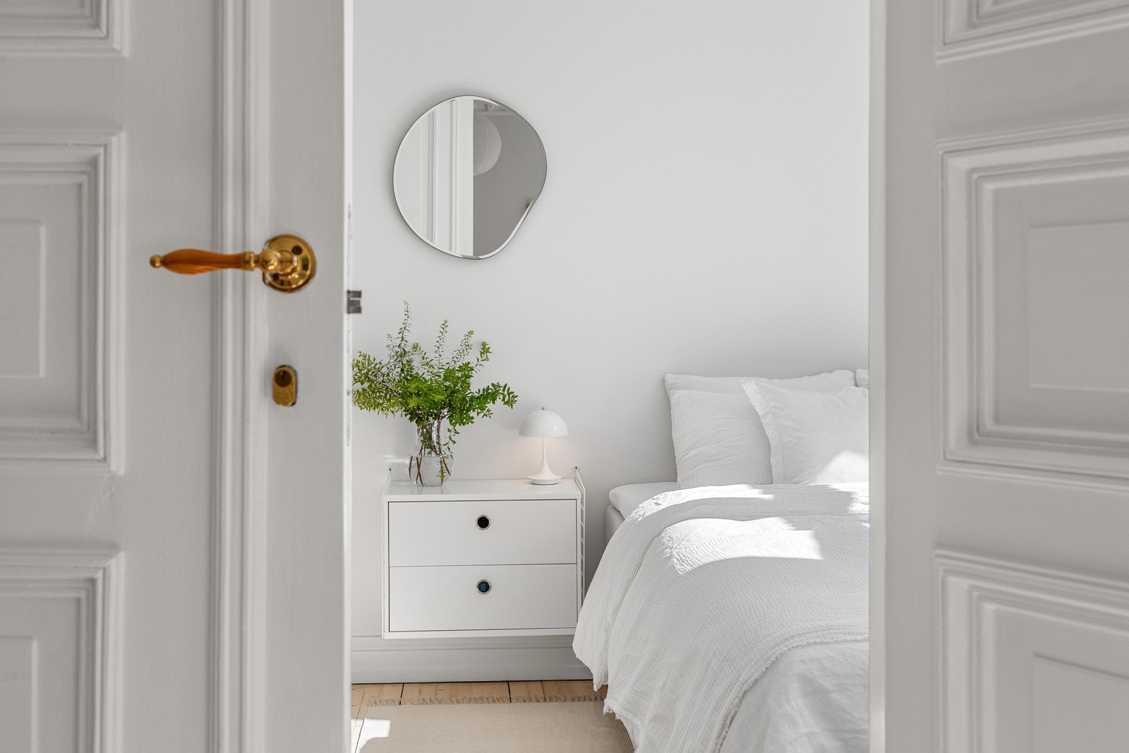 Svært generøst, lyst og romslig soverom som sørger for at man kan trekke seg tilbake og lade opp batteriene i flotte omgivelser. Galleribilde